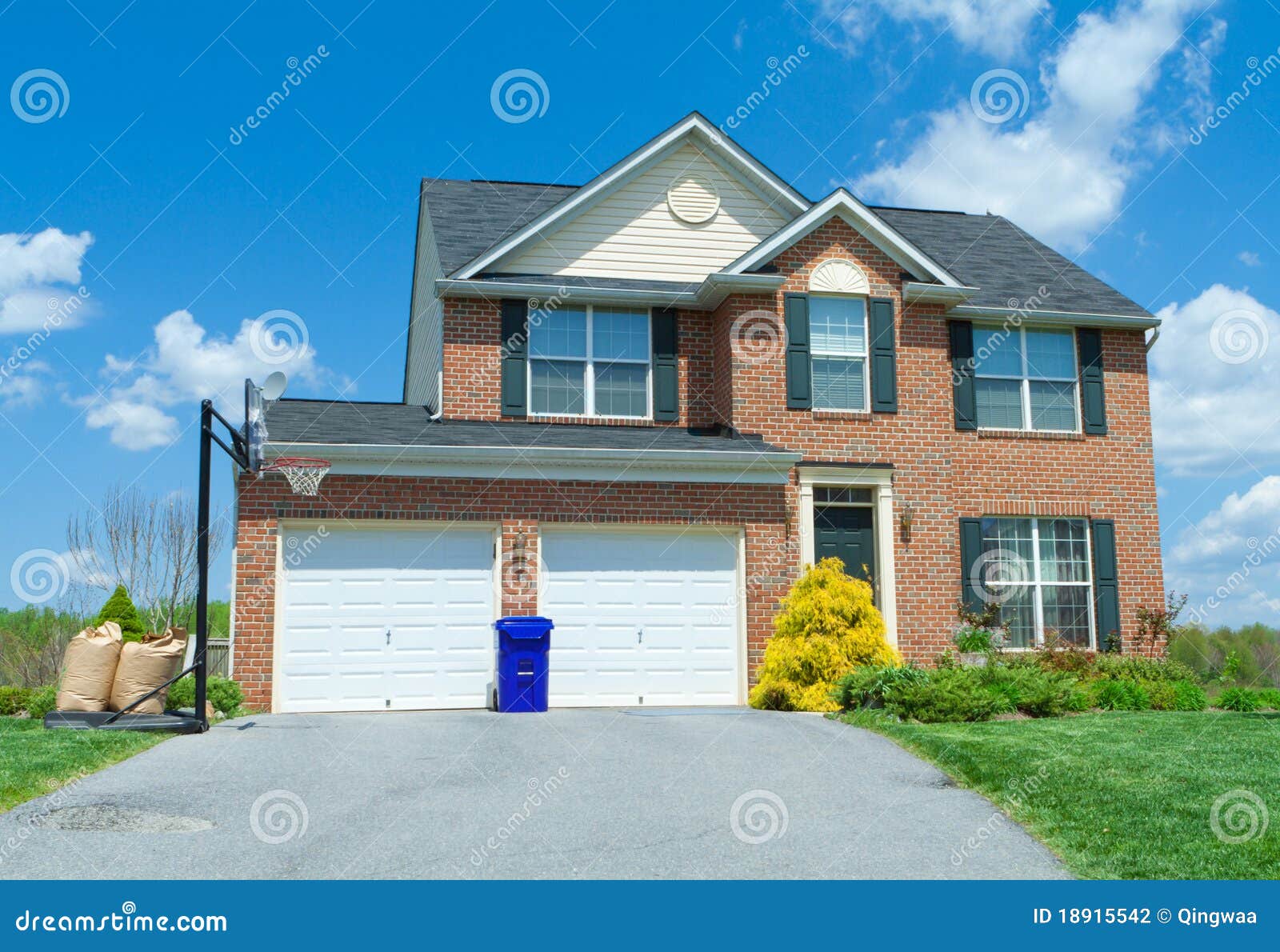 Verkaufs-Ziegelstein-einzelnes Familien-Haus-Haus Vorstadt-USA. Ordnen Sie einzelnes Familienhaus der Kolonialart für Verkauf in Vorstadt, Maryland, Vereinigte Staaten. Haus hat für Verkauf kennzeichnen innen Frontseite und werden landschaftlich verschönert sehr freundlich.