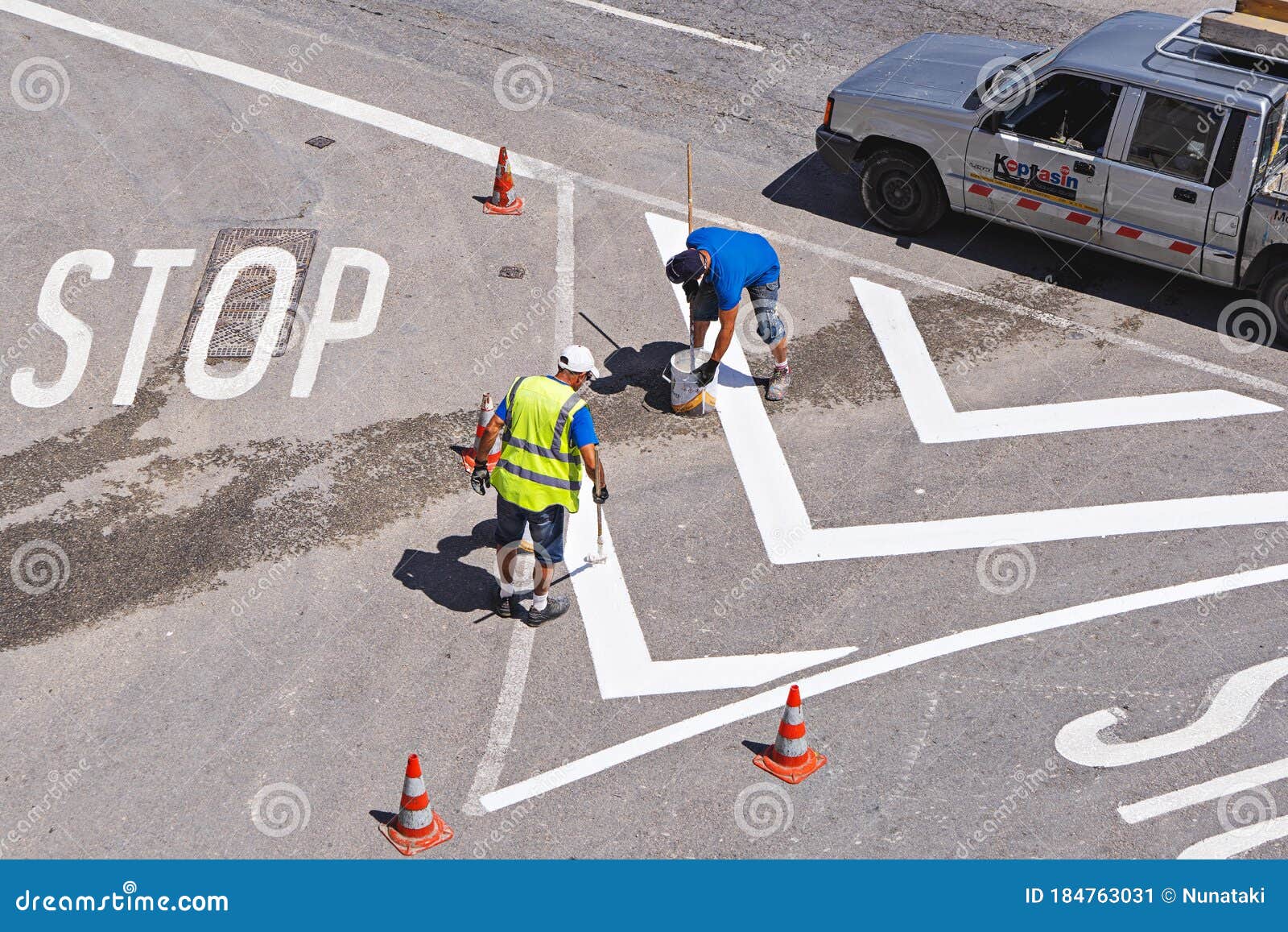 Verkehrslinie Gemalde Arbeitnehmer Malen Weisse Strassenlinien Auf Einem Scheideweg Redaktionelles Foto Bild Von Industriell Aufbau 184763031