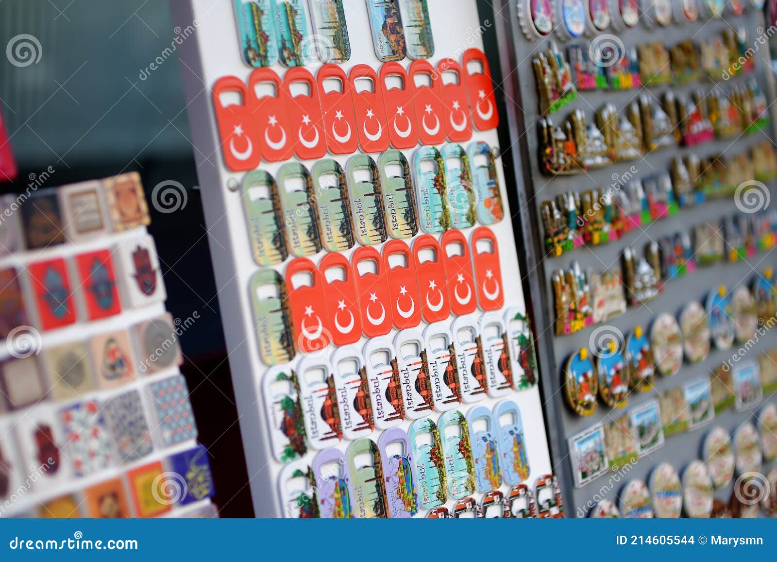 Concentratie String string Dinkarville Verkoop Van Magneten Met Briefkaaren Flesopeners Boekenmerken Met  Sleutelhangers En Andere Souvenirs Op De Straat Van Istanbul. Ca Stock Foto  - Image of bazaar, land: 214605544