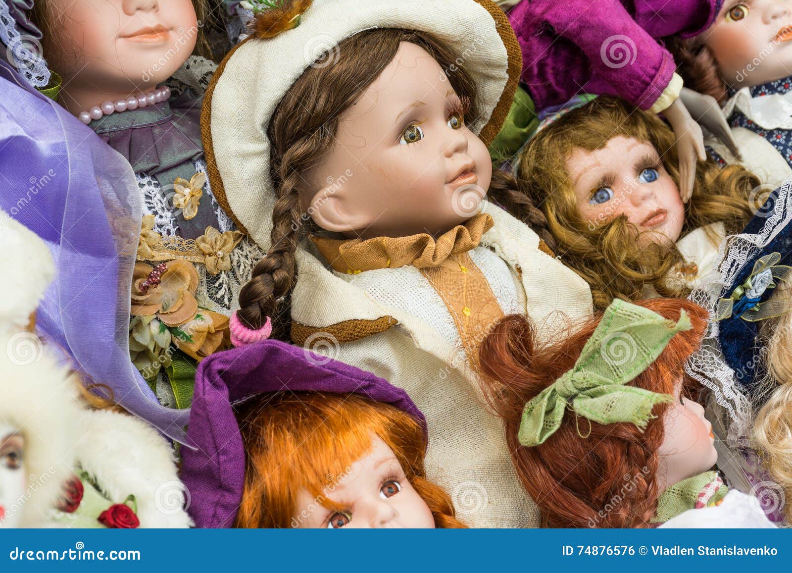 Dekbed Wardianzaak tellen Verkoop Van Oude Poppen Bij Een Vlooienmarkt Stock Foto - Image of  kinderjaren, zolder: 74876576