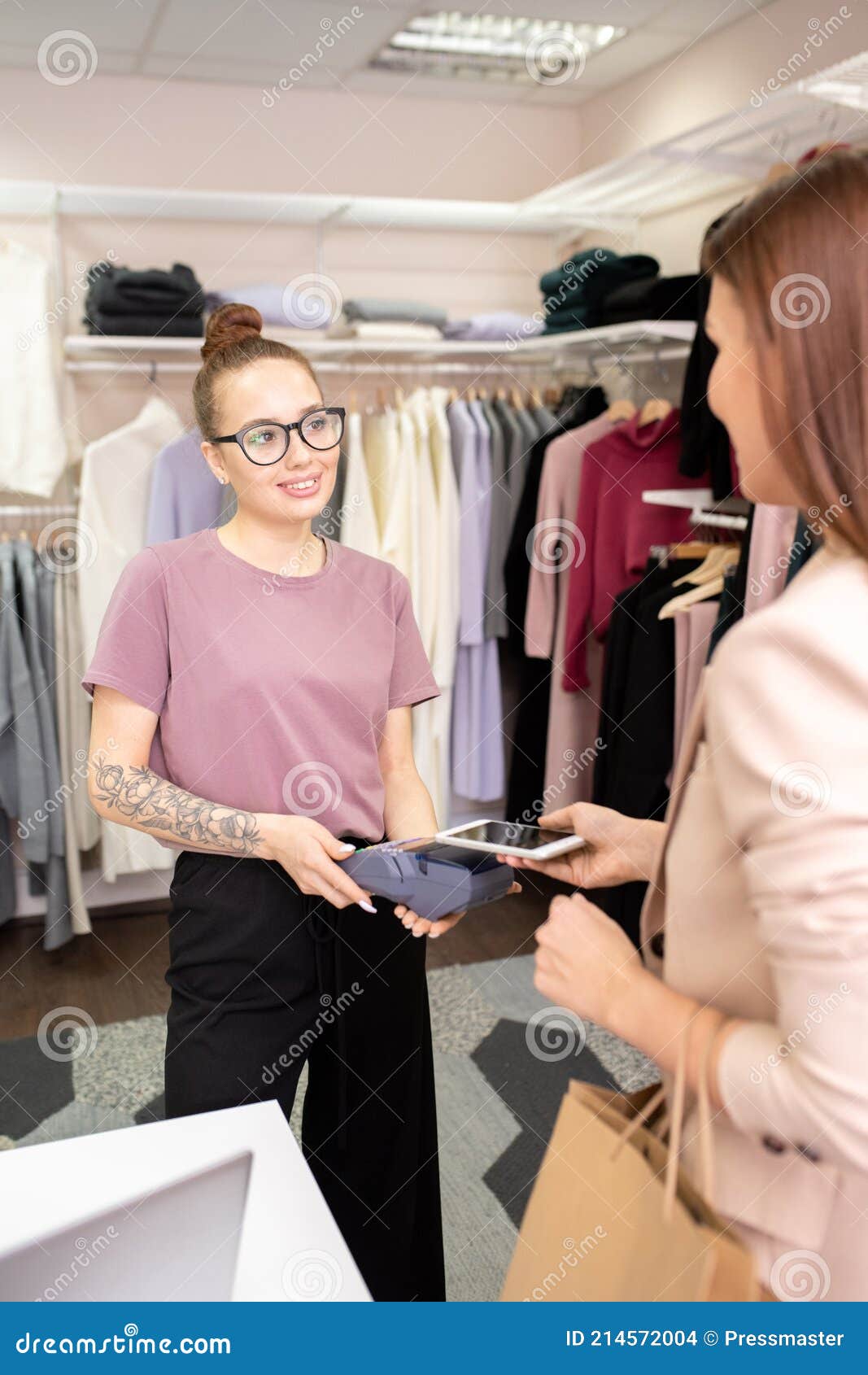 Verkoopster van de kleding stock foto. Image of beroep 214572004