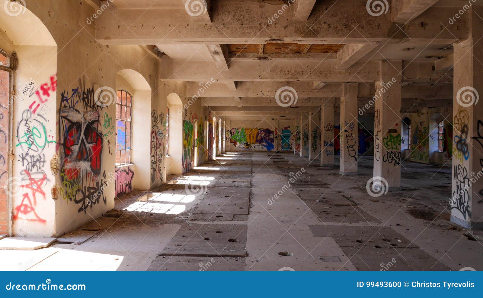 Verlassene Fabrik - Mühle. Innenraum einer verlassenen Mühle in Griechenland