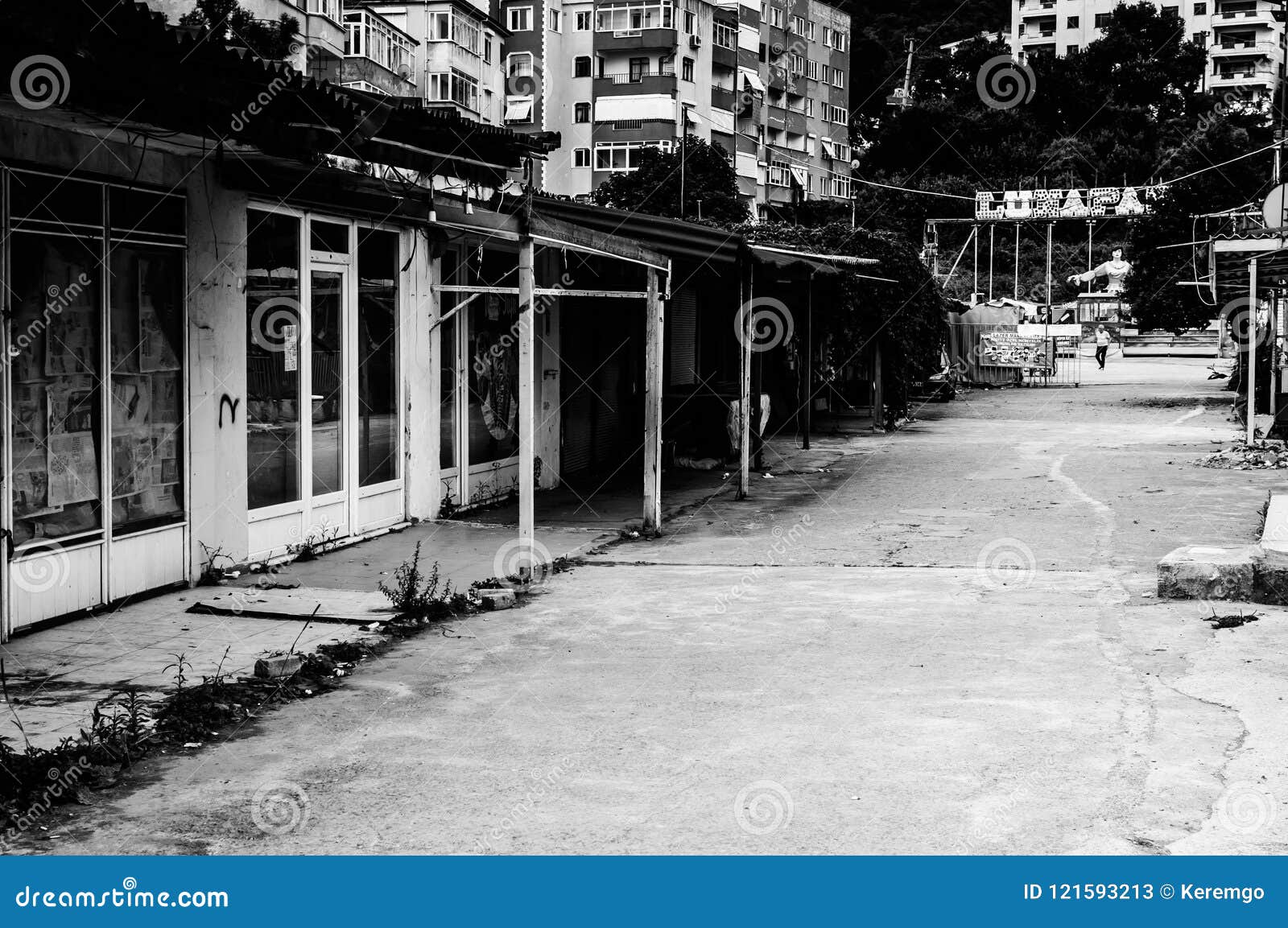 Verlassener Basar und Funfair der nostalgischen Küsten-Stadt - die Türkei. Verlassener Basar- und Funfairbereich der nostalgischen Küstensommerferienstadt in der Marmara-Region des Landes die Türkei - genanntes Cinarcik, das ein Bezirk größerer Yalova-Stadt in der Nähe ist Urlaubsgebiet ist zwei Stunden weg von Istanbul, das es eine populäre Feiertagswahl trifft Foto gemacht an: 2018-06-27