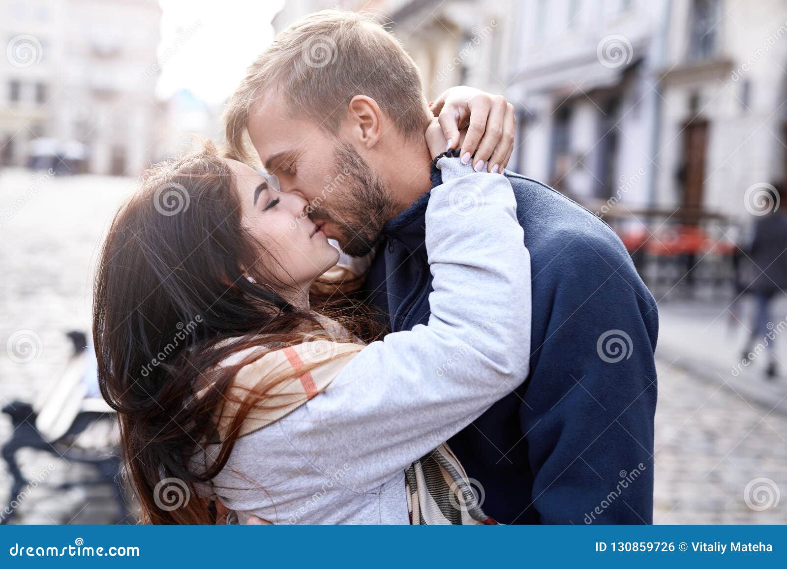 Verliebte Paare Die Während Des Stadtwegs Umarmen Und Küssen Stockfoto Bild Von Gehen Schön