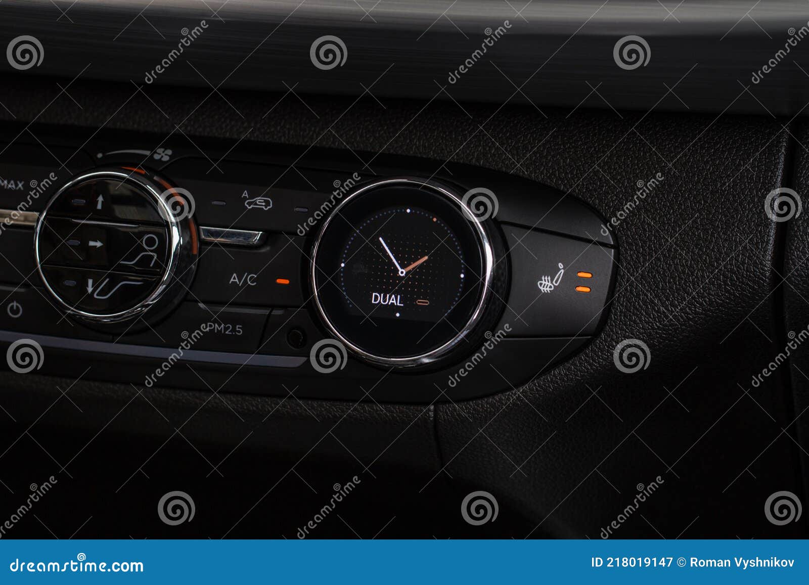 Verlieren Bis Blick Auf Digitale Auto Uhr in Modernen Schwarzen Auto  Innenraum. Armaturenbrett Mit Temperaturgebläse Und Klimaanla Stockbild -  Bild von nacht, signalformer: 218019147