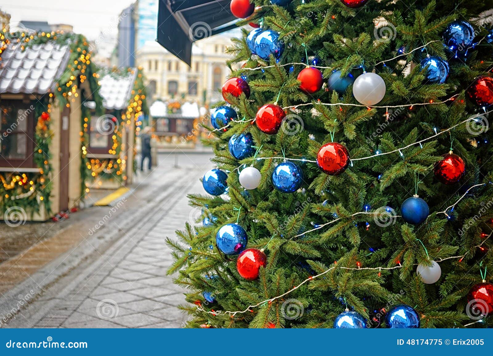 Vermelho E Azul Que Decoram Bolas Na árvore De Natal Imagem de Stock - Imagem de vermelho, feriados: 48174775 Vermelho E Azul Que Decoram Bolas Na árvore De Natal Imagem de Stock - Imagem de vermelho, feriados: 48174775