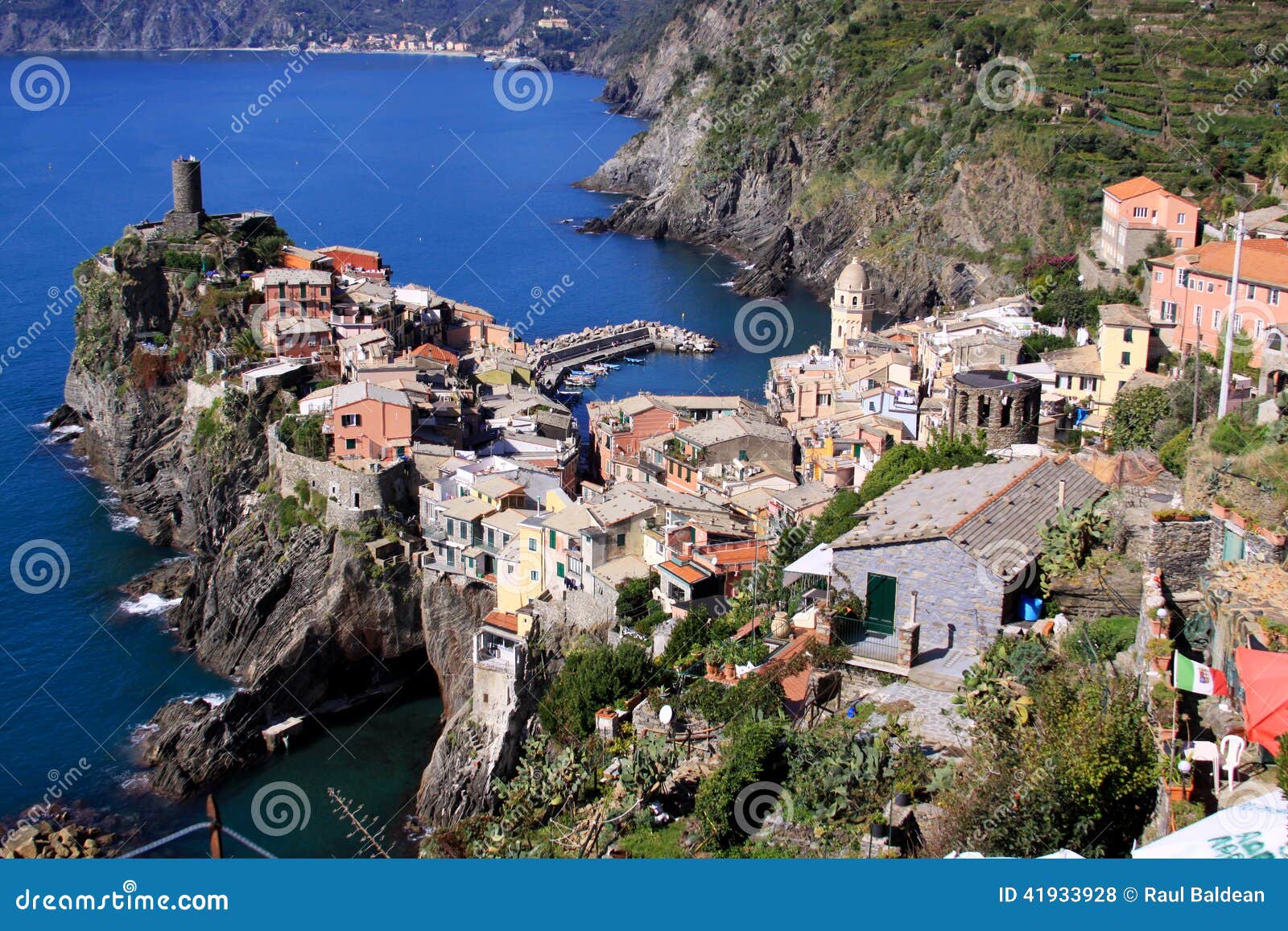 Vernazza Cinque Terre, Italien - sikt. Vernazza Cinque Terre, Italien - beskåda formen över