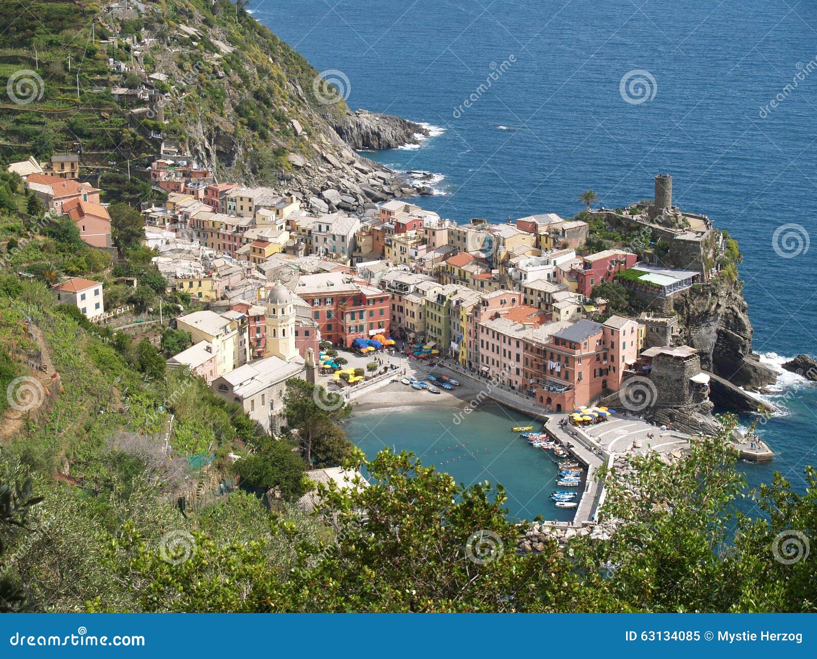 Vernazza Italia. Vernazza Cinque Terre Italy según lo visto de una pista de senderismo de la ladera en la primera hora de la tarde en un día soleado