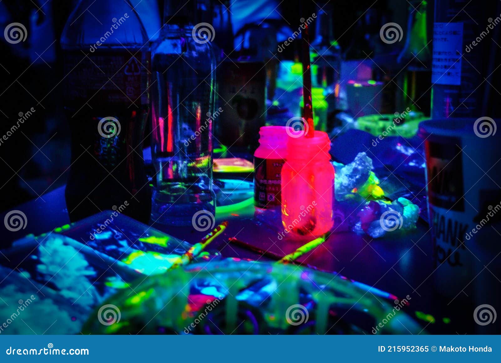 Vernice Fluorescente Immagine Del Night Club Immagine Stock - Immagine di  fluorescente, innaffiamento: 215952365