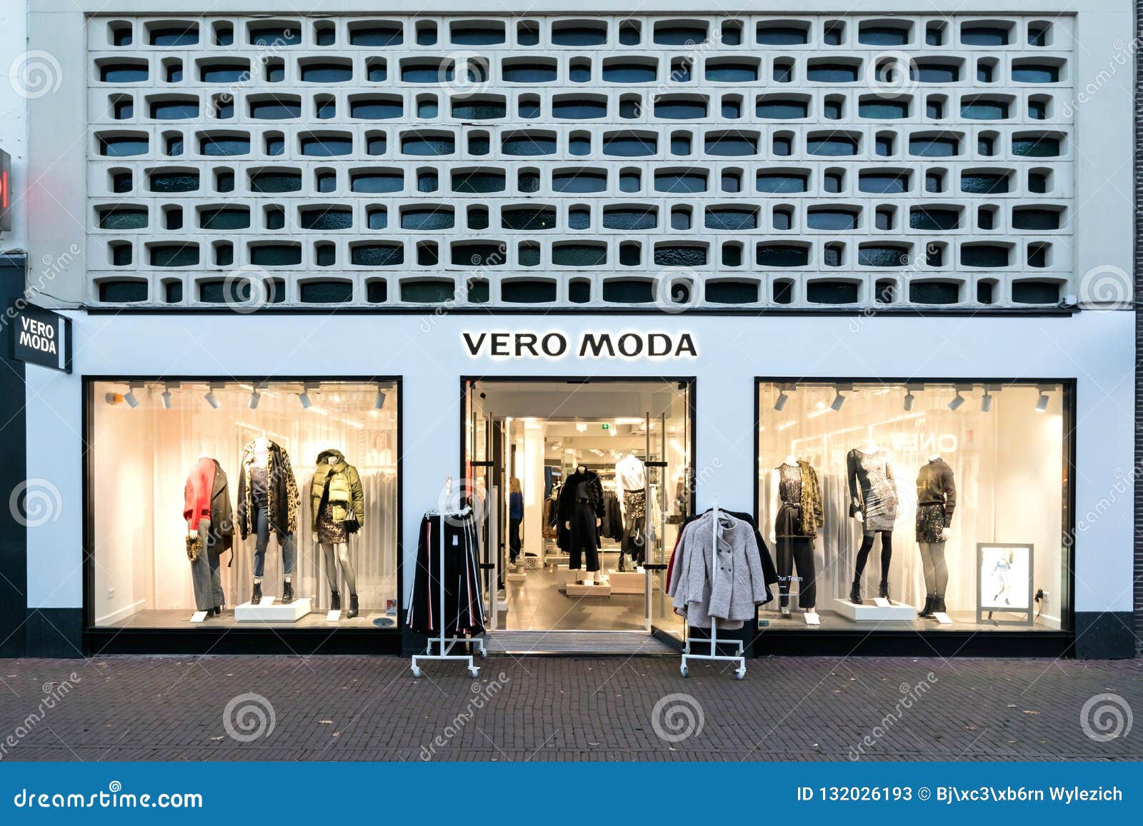 farvning Ansøgning dragt Vero Moda Branch in Sneek, the Netherlands Editorial Stock Photo - Image of  moda, retail: 132026193