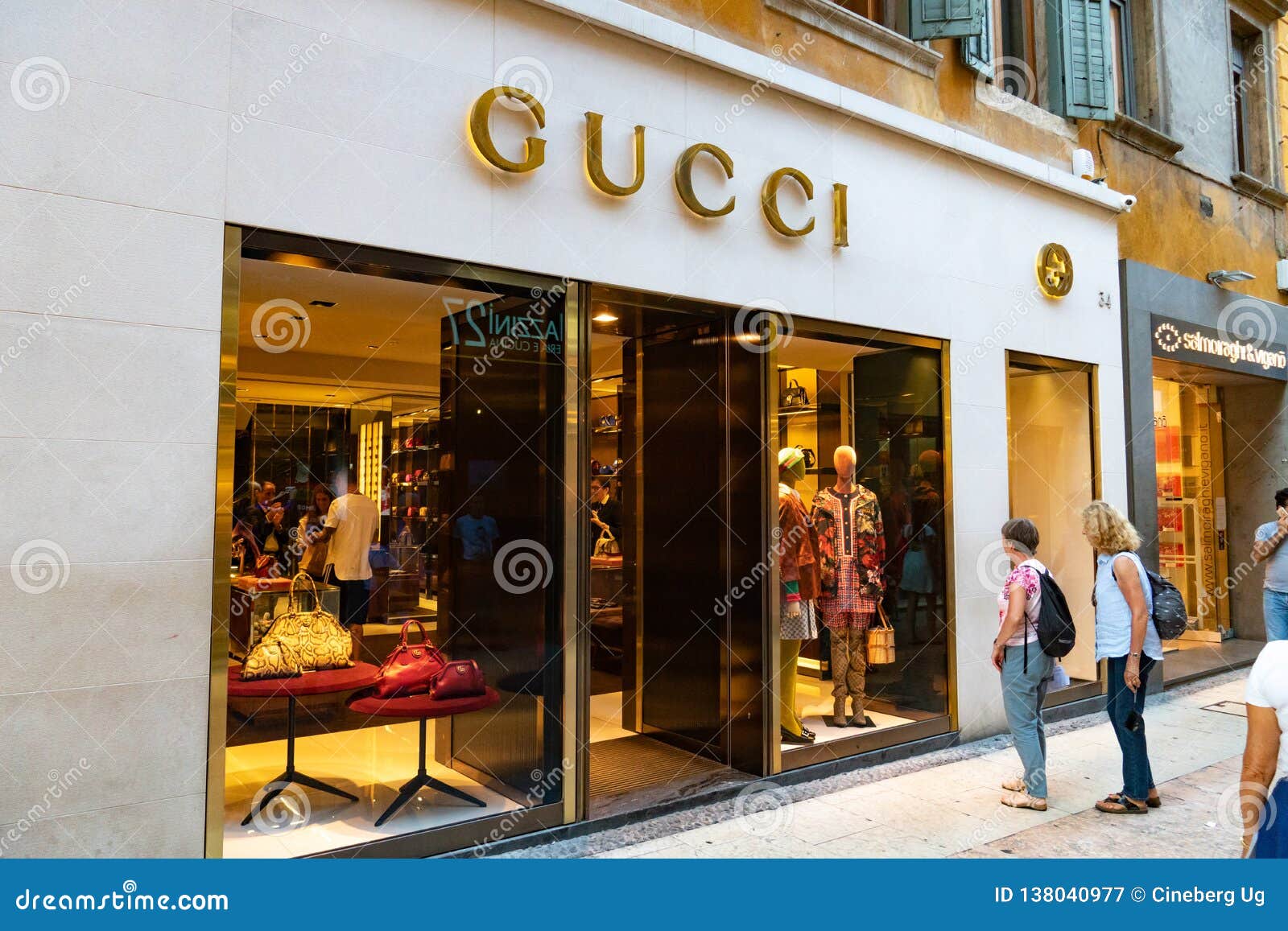 Ride ubemandede aktivt Gucci store editorial photography. Image of class, design - 138040977