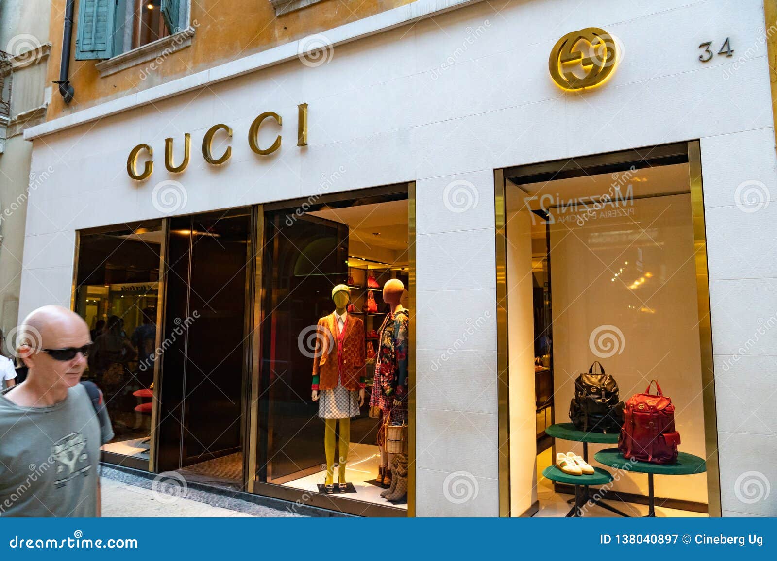 suspendere klient PEF Gucci store editorial photography. Image of elegance - 138040897