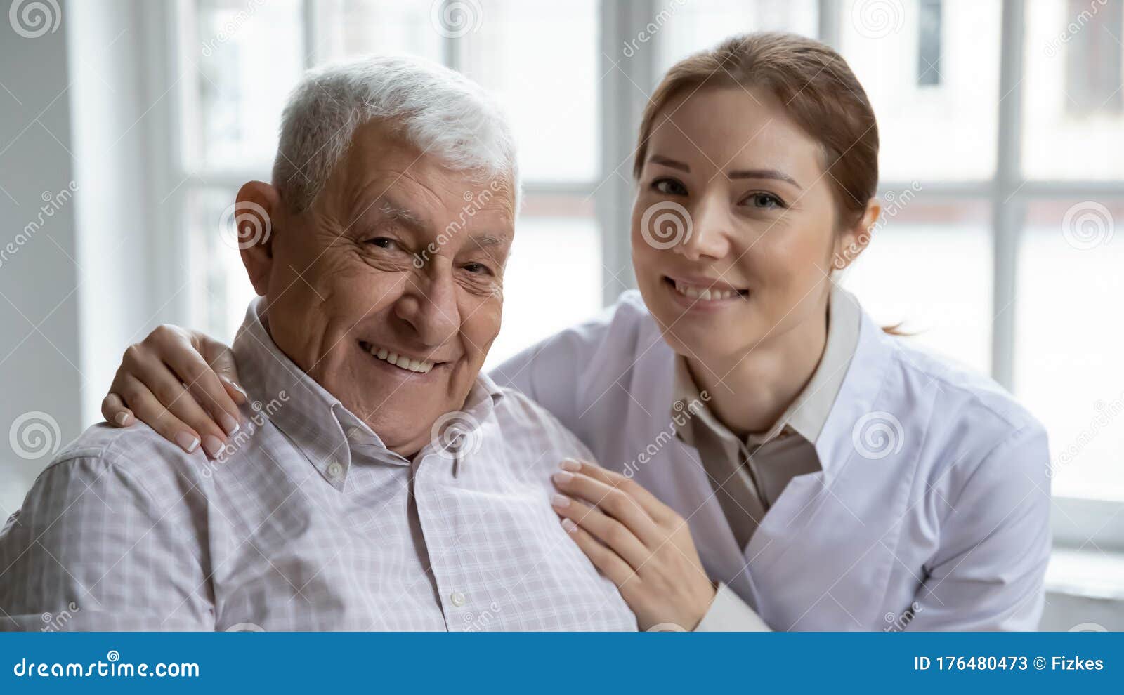 Verpleegster Knuffelt Oude Man Patiënt Lacht Naar Camera Stock Afbeelding -  Image Of Gezondheid, Dokter: 176480473