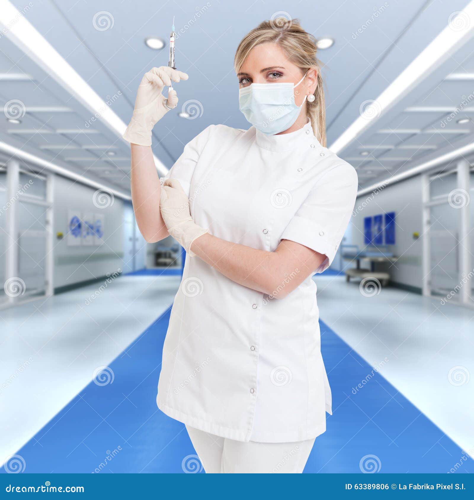 Verpleegster Met Schot In Het Ziekenhuis Stock Foto Image Of