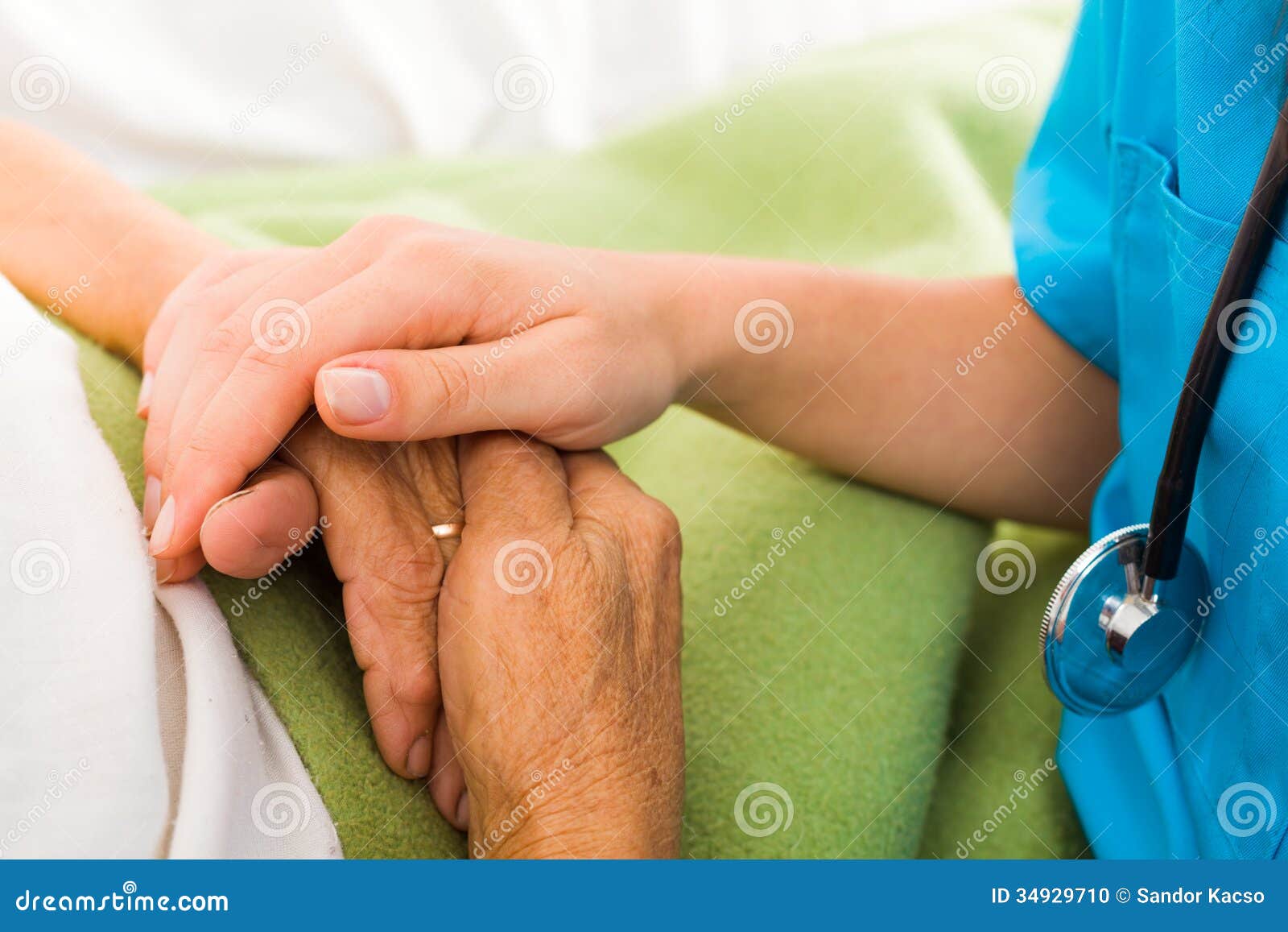 Verpleegsters die Bejaarden helpen. De sociale oudste van de zorgverlenerholding dient het geven houding in - helpend bejaarde mensen.