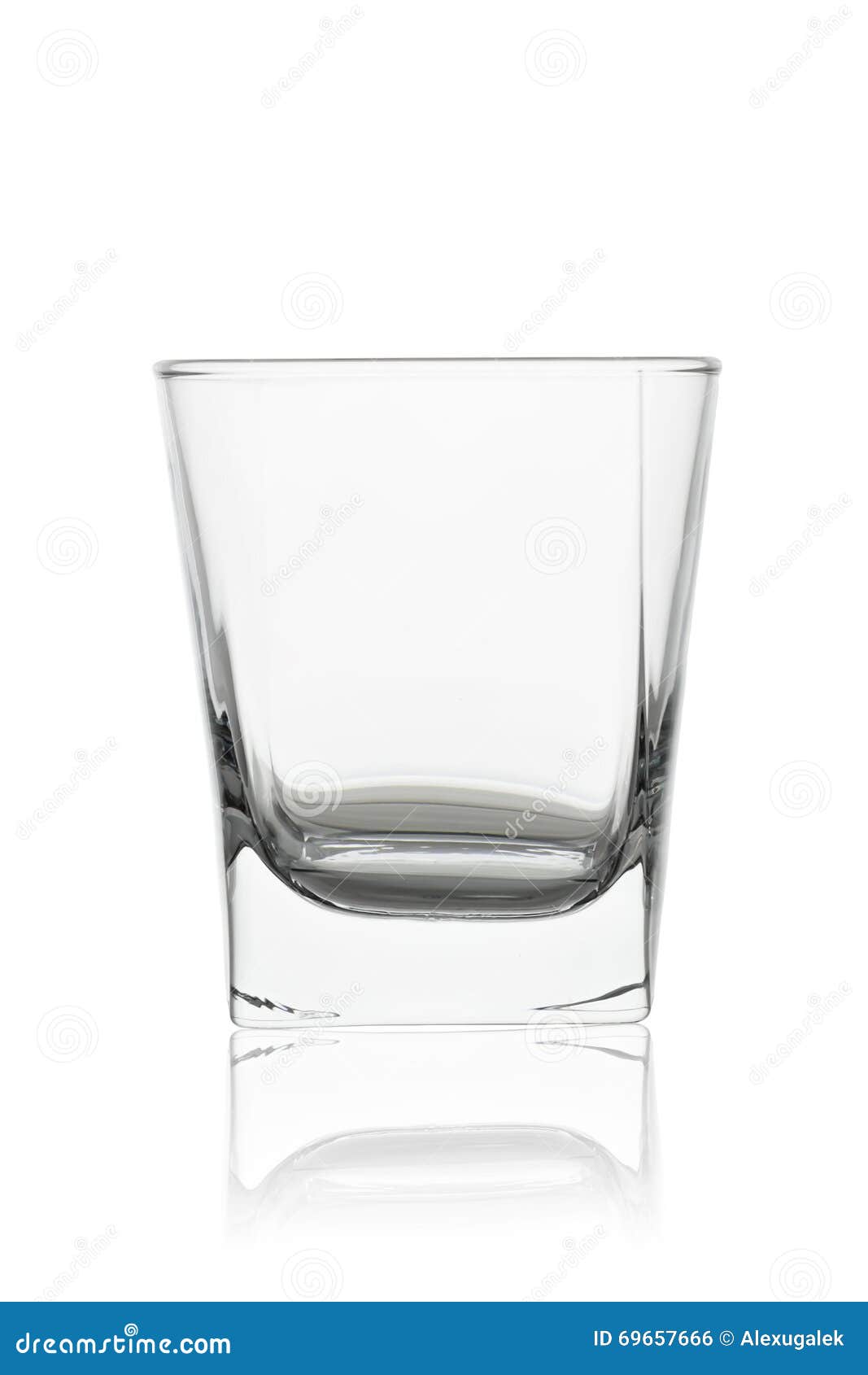 Verre D'eau Vide D'isolement Sur Le Fond Blanc Photo stock Image du