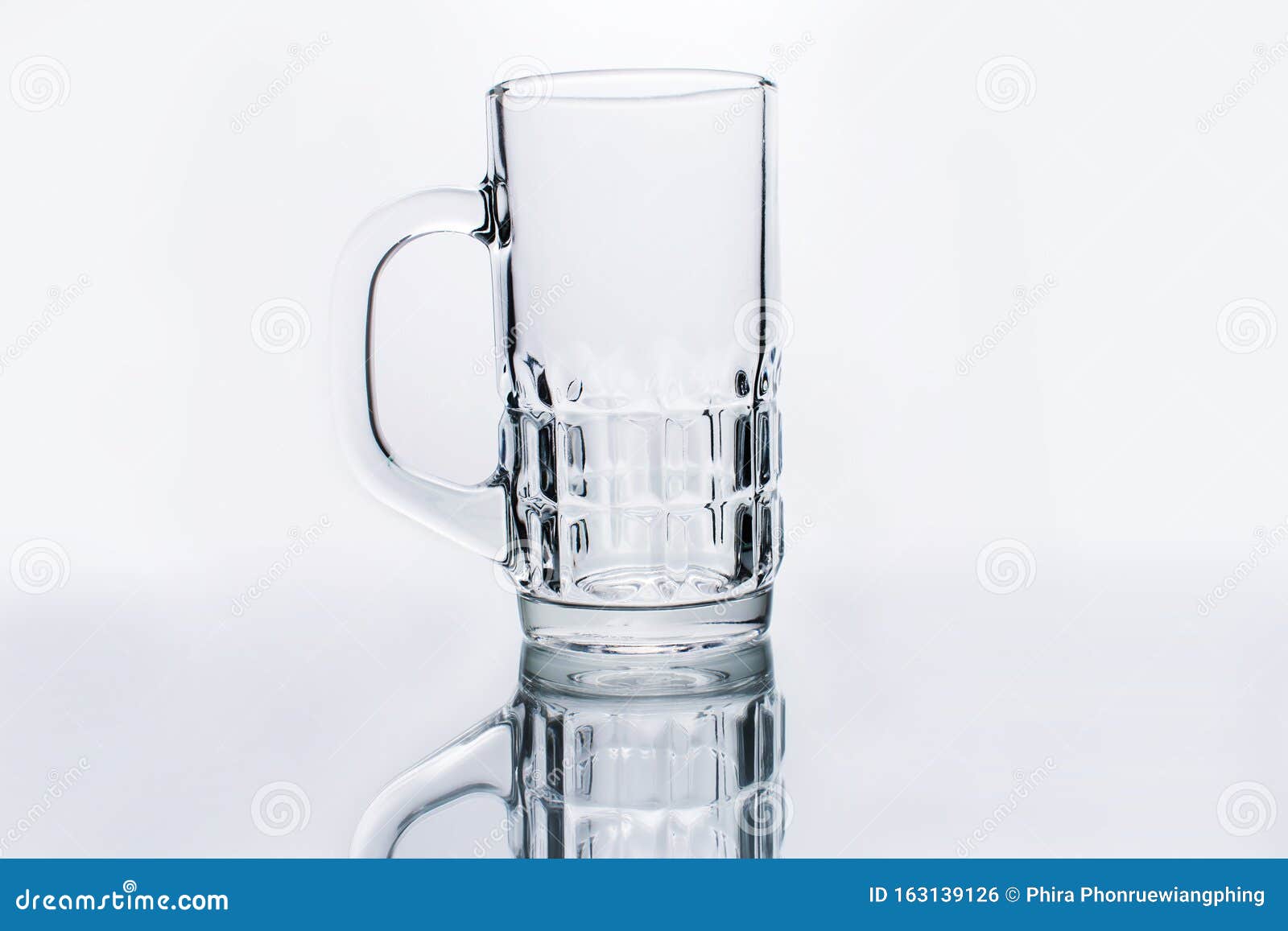 Verre D'eau Vide Sur Fond Blanc Photo stock Image du fragile, neuf