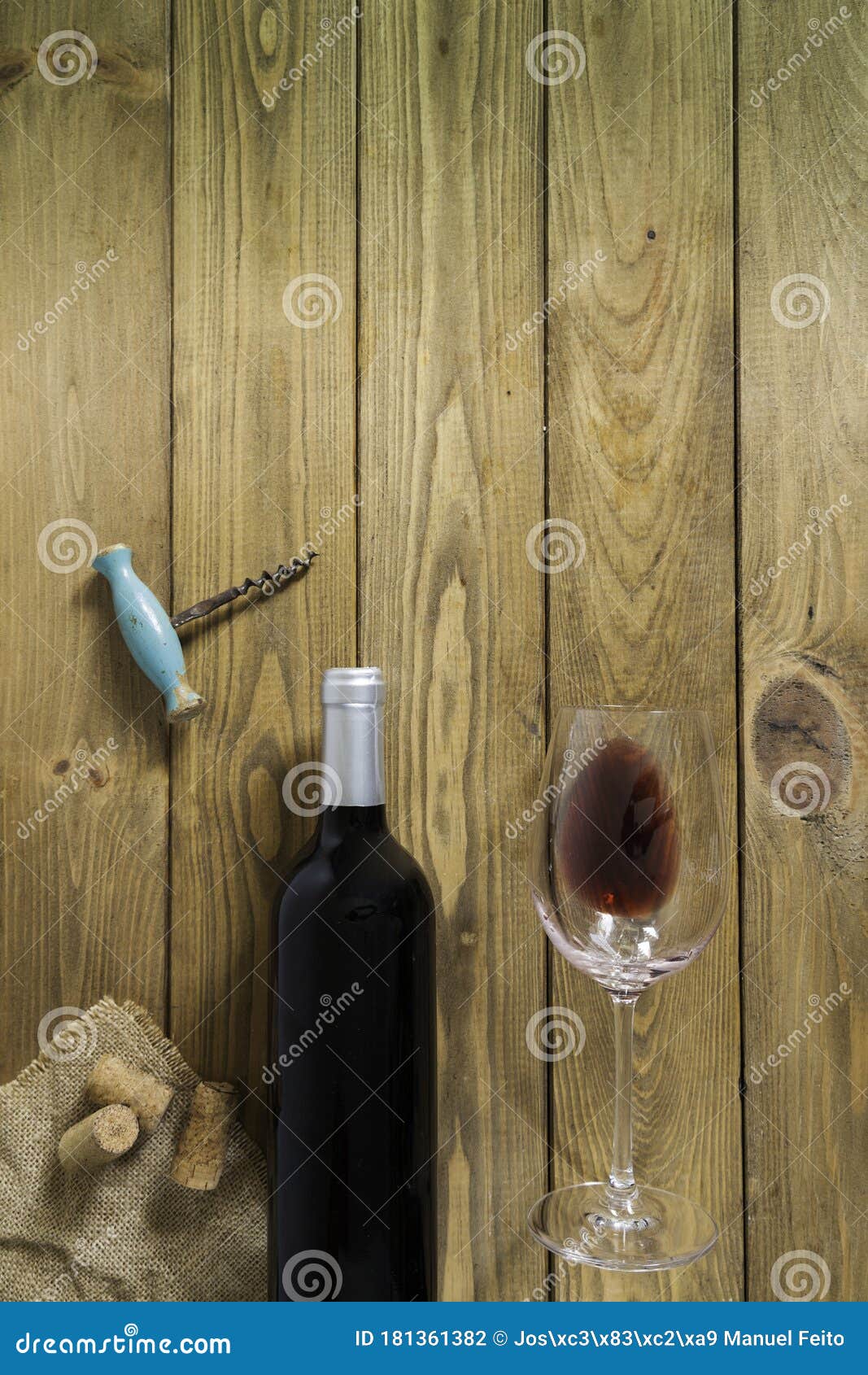 Verre De Bouteille De Vin Rouge Et De Vin Rouge, Vieux Tire