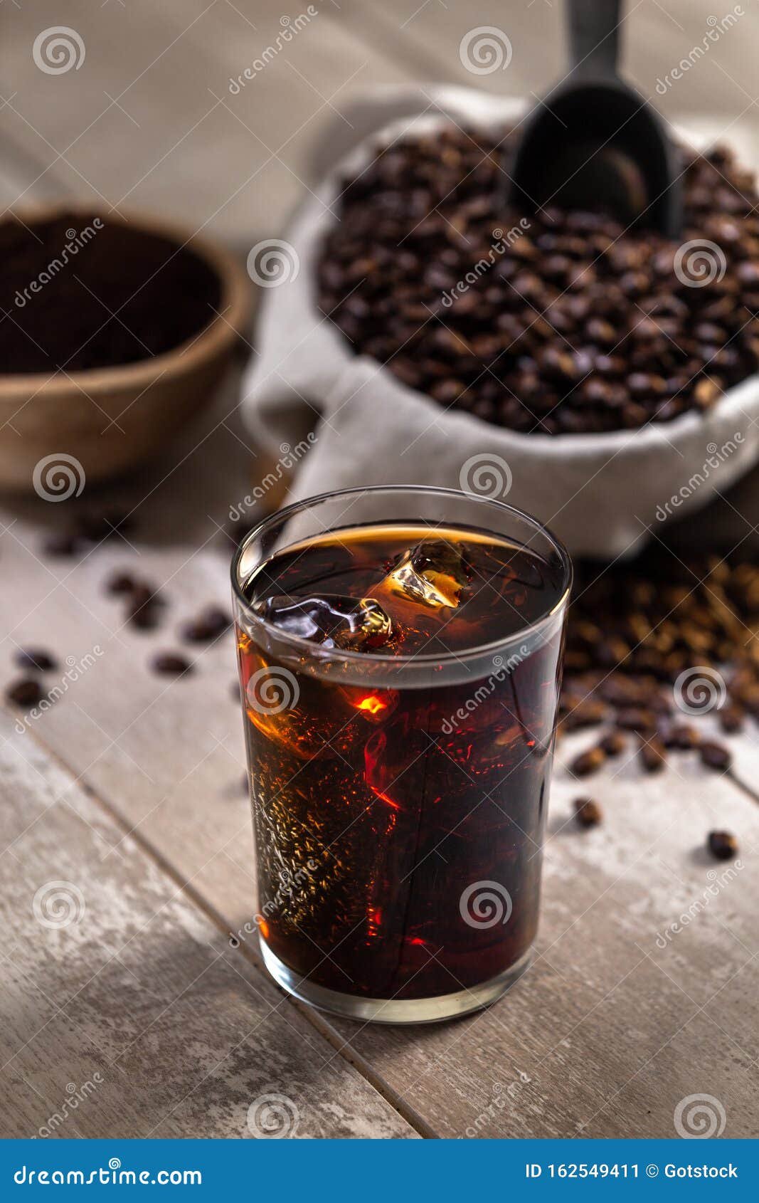 Verre De Café Glacé Avec Ingrédients, Expresso, Haricots Rôtis Entiers,  Boule, Broyage, Sac Sur Bois Image stock - Image du expresso, frais:  162549411