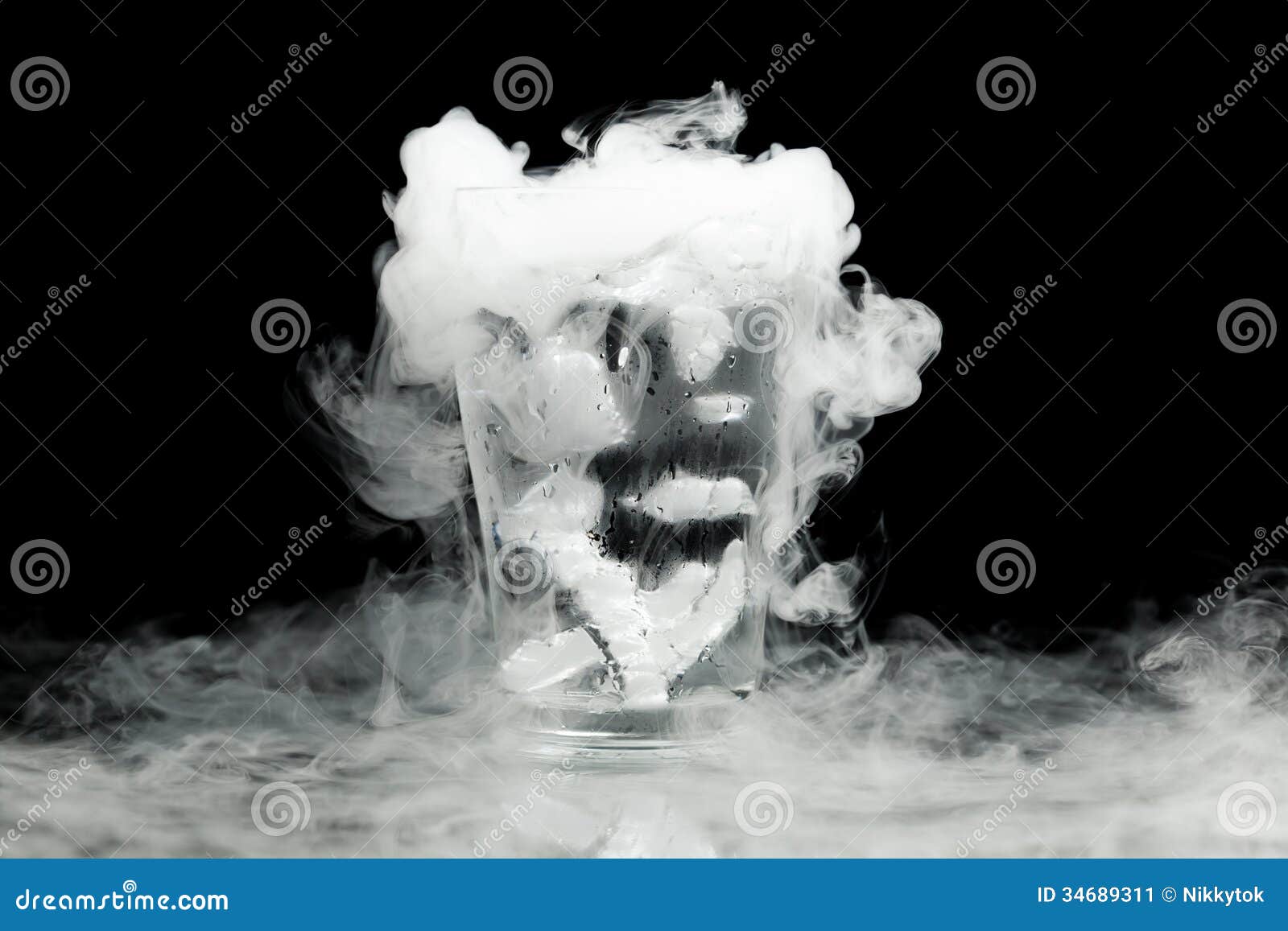 Verre De L'eau Avec De La Vapeur De Glace Image stock Image du fumée