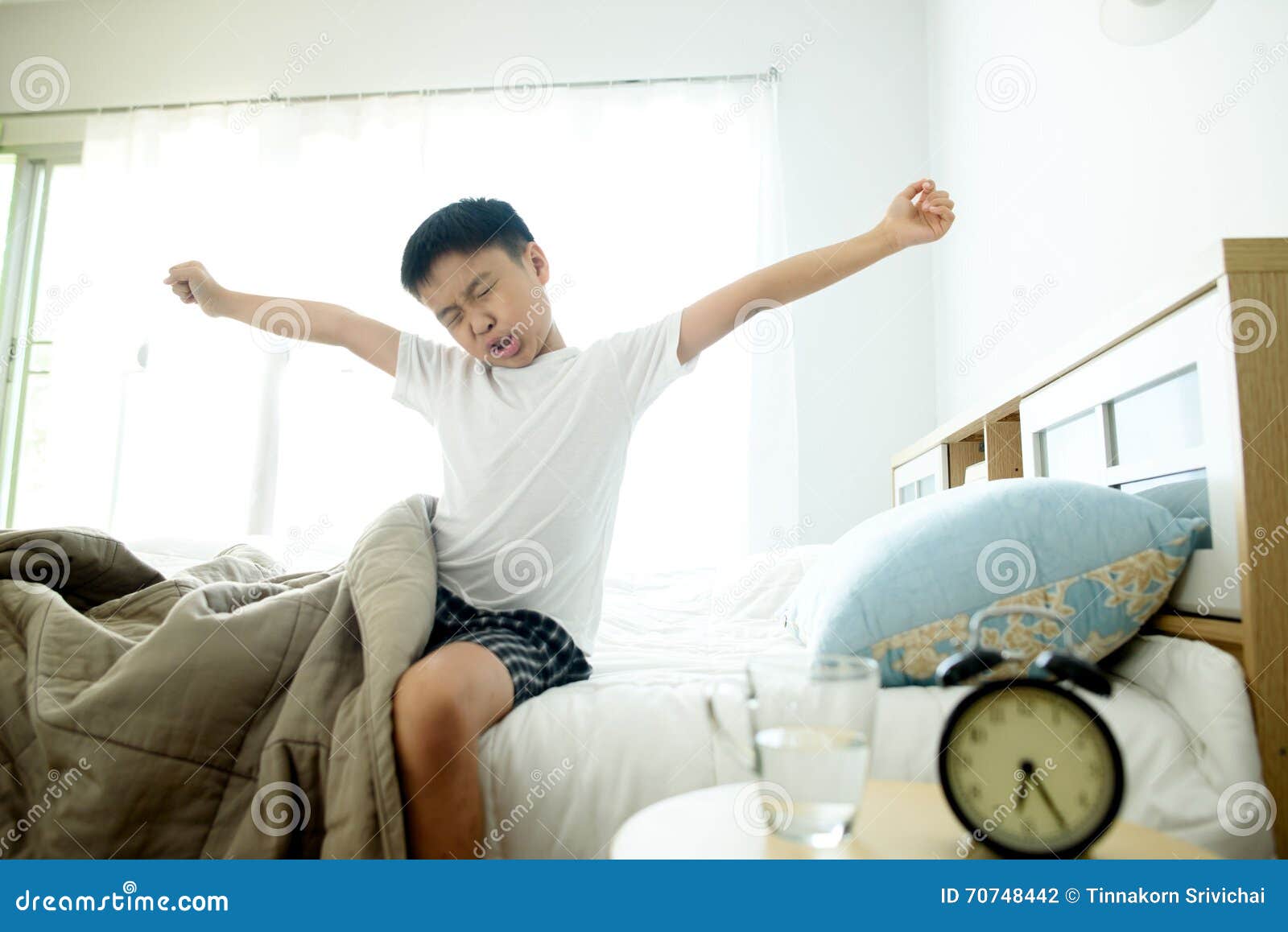 Verre De L Eau Dans La Chambre A Coucher Photo Stock Image Du Dans Coucher 70748442