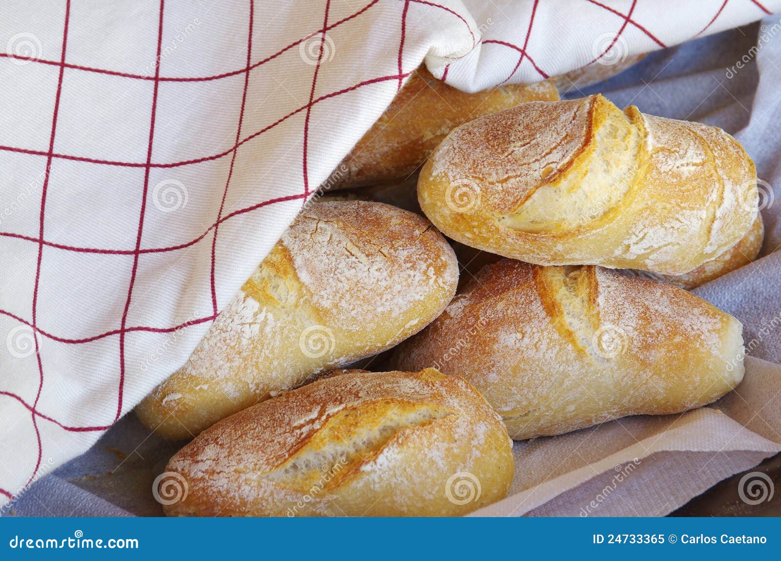 Vers Brood. Vers knapperig gebakken broodjes en brood dat op tafelkleed worden verpakt