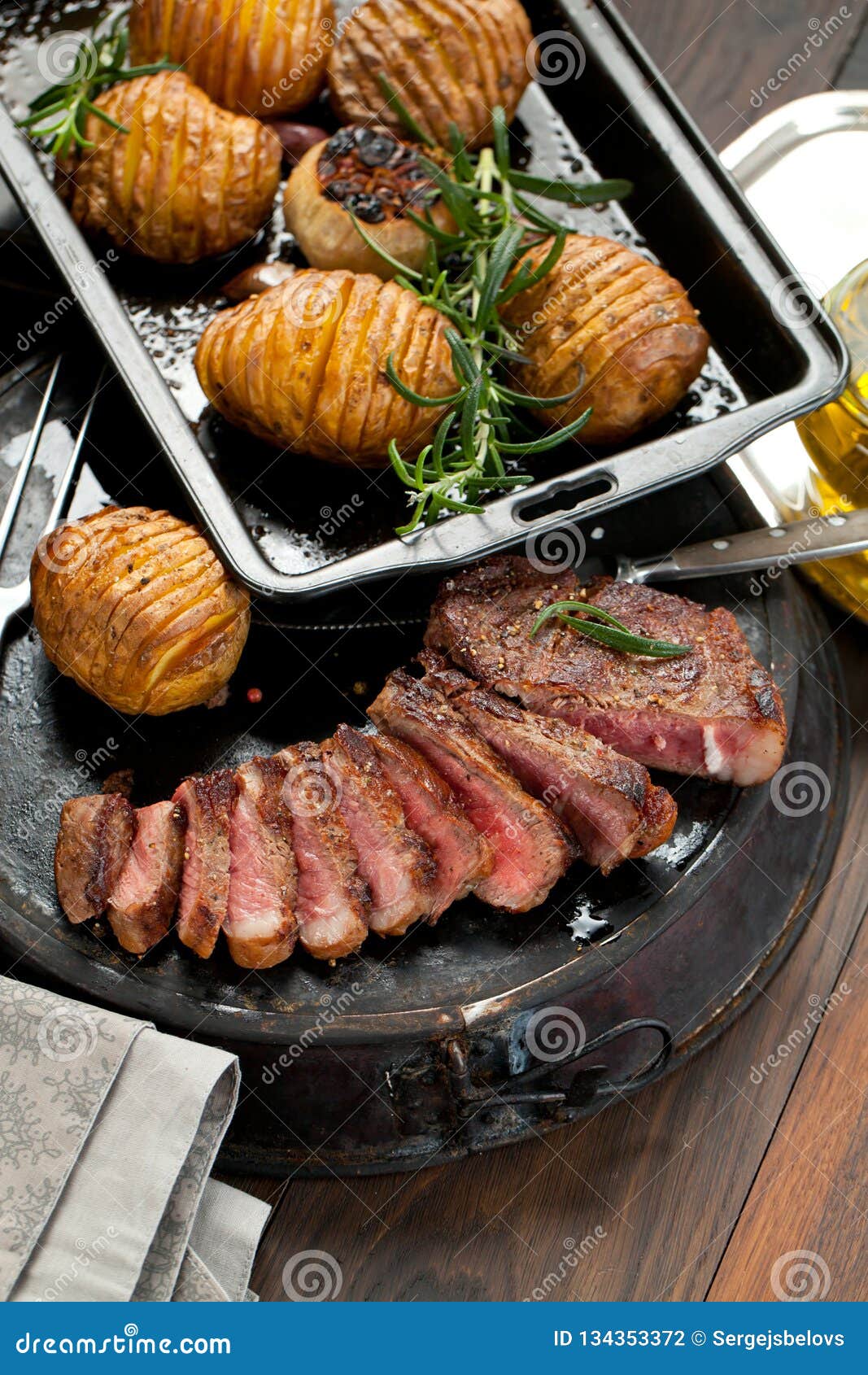 Vers Sappig Middelgroot Zeldzaam Rundvlees Grillsteak Dichte omhooggaand van het barbecuevlees