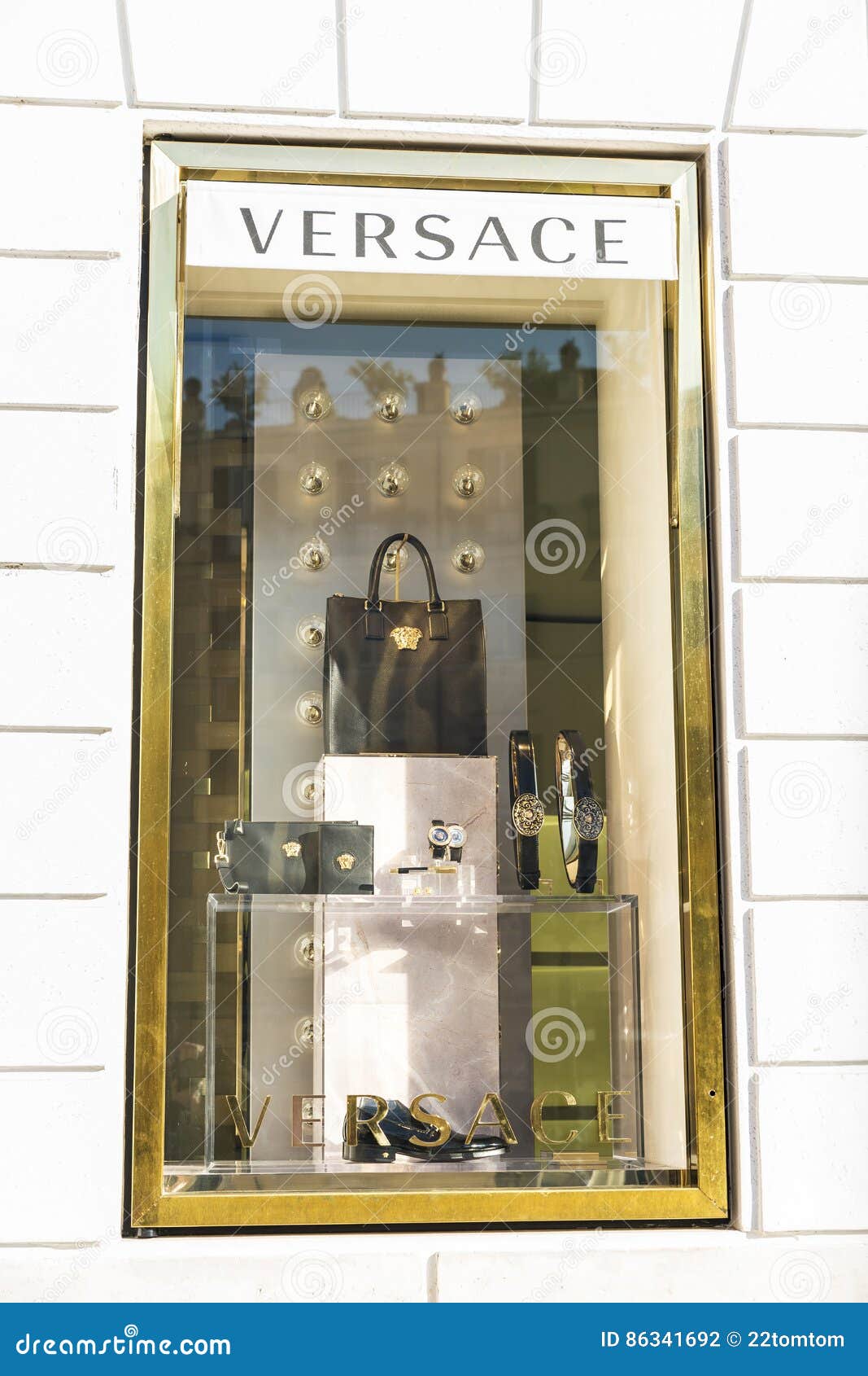Vervuild inch rechtbank Versace Shop in Rome, Italy Editorial Photography - Image of clothes, elegance: 86341692 Vervuild inch rechtbank Versace Shop in Rome, Italy Editorial Photography - Image of clothes, elegance: 86341692