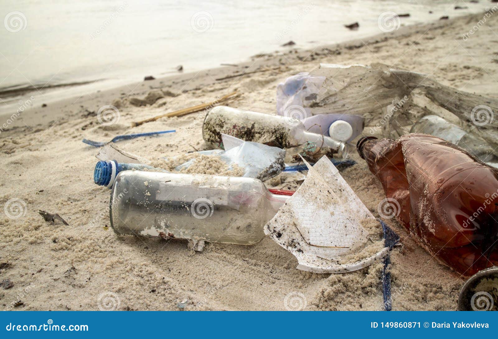 Verschütteter Müll (Plastik- Und Glasflaschen, Einwegbecher, Gabeln Und  Platten, Dosen ) am Sandstrand Des Kiev-Meeres Stockbild - Bild von sandig,  abfall: 149860871