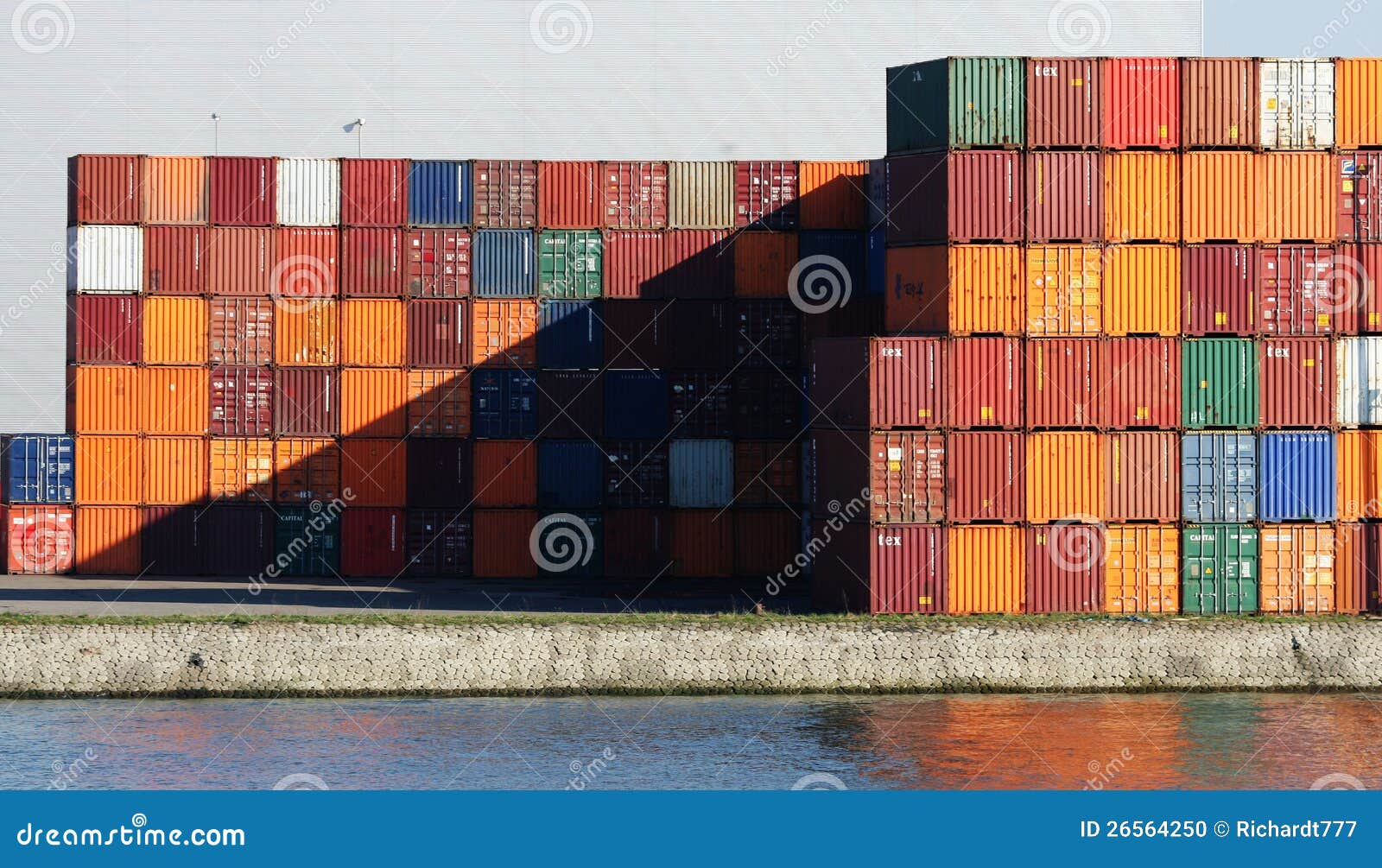 Verschepende containers bij de Haven van Rotterdam. De haven van Rotterdam is de grootste en bezigste haven in Europa en in Rotterdam, Nederland gevestigd.