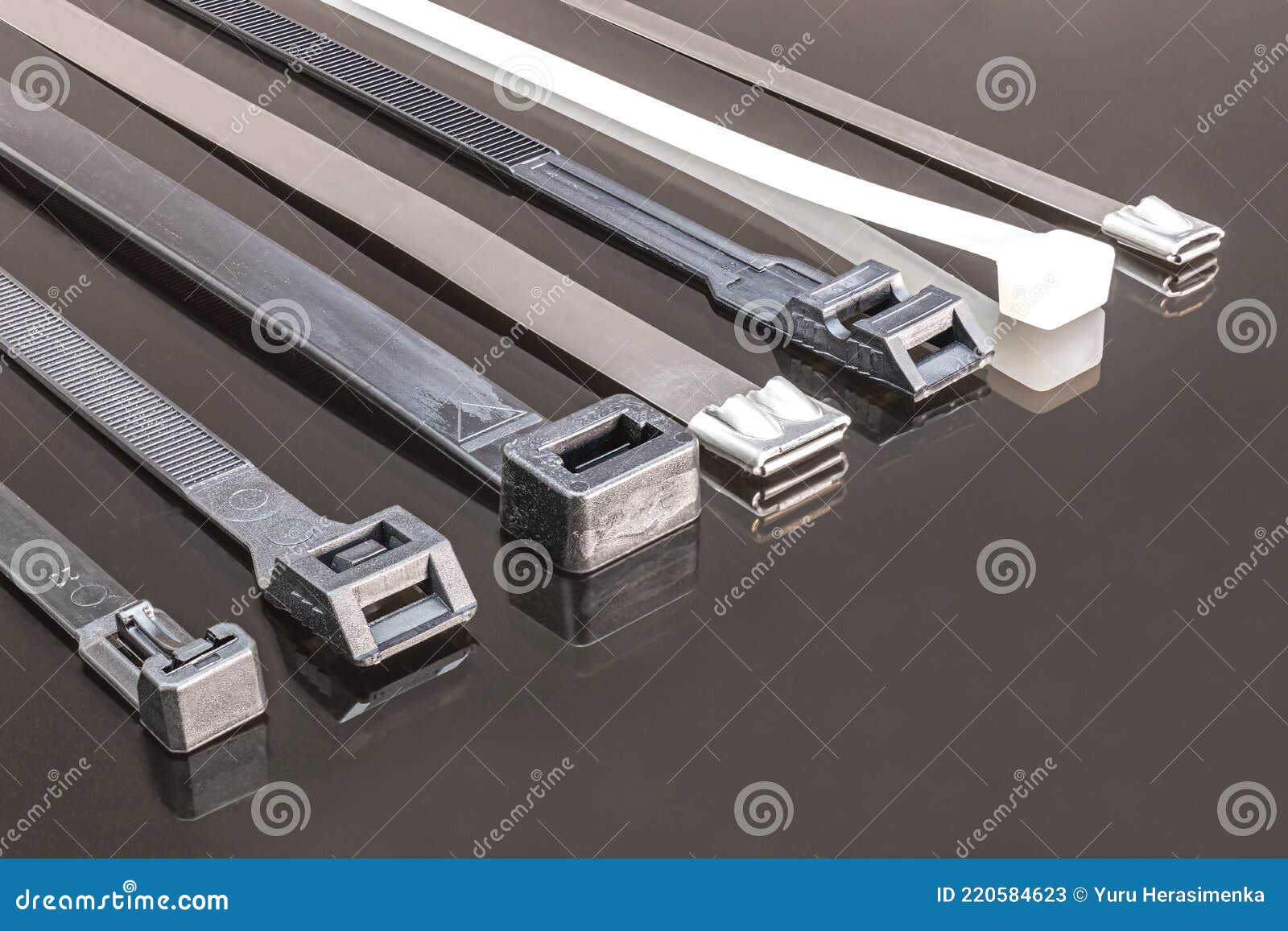 Verschiedene Arten Von Klemmen Zur Befestigung Von Elektrischen Leitungen.  Estrich Aus Kunststoff Und Metall. Elektriker. Konstruk Stockbild - Bild  von rohrschelle, auslegung: 220584623