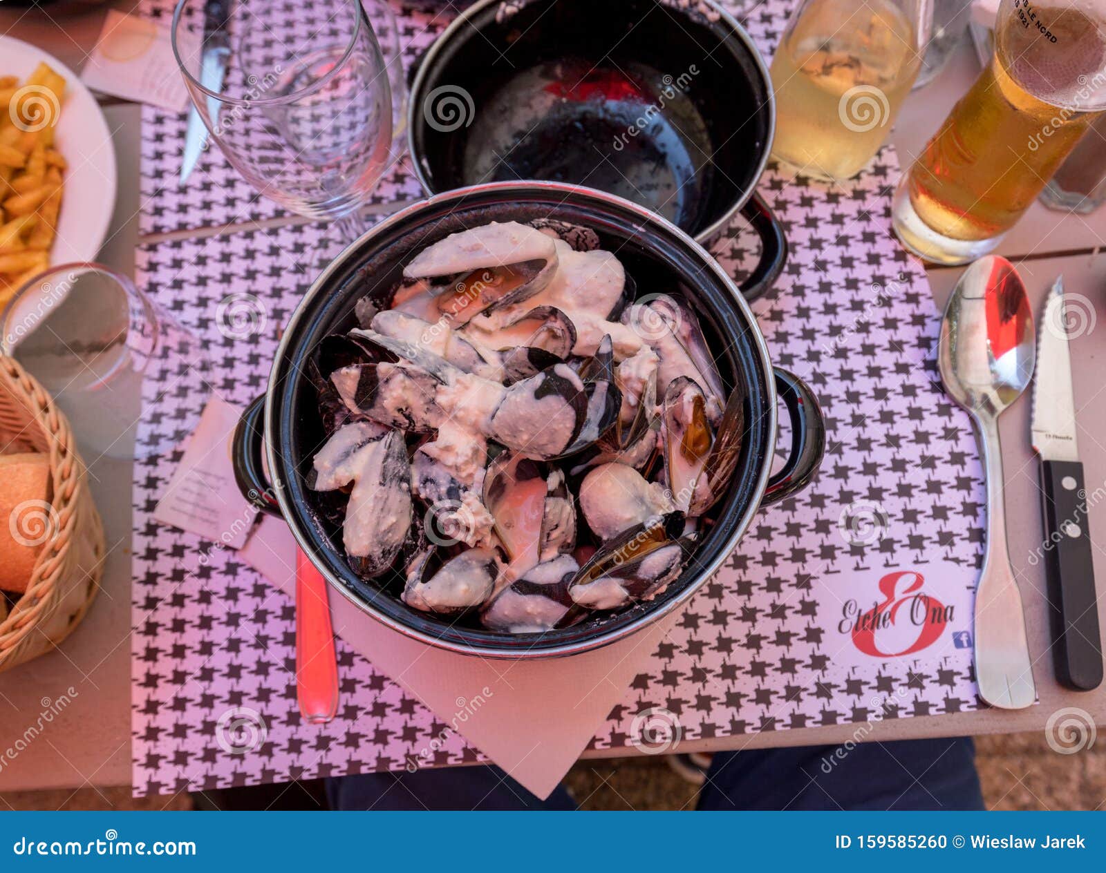 Verschiedene traditionelle Gerichte der französischen Küche, appetitliche Miesmuscheln mit Soße in Pyla-sur-Mer Frankreich