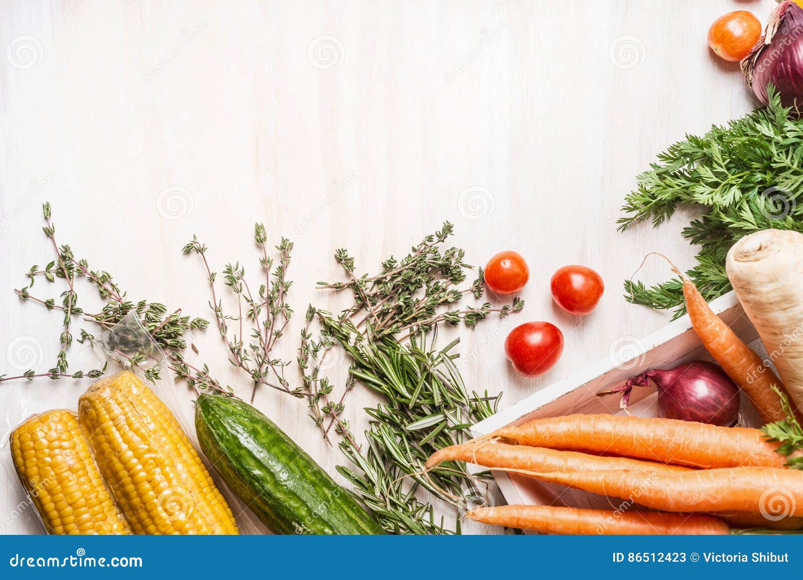 Verschiedenes frisches organisches Gemüse auf weißem hölzernem Hintergrund, Draufsicht, Grenze