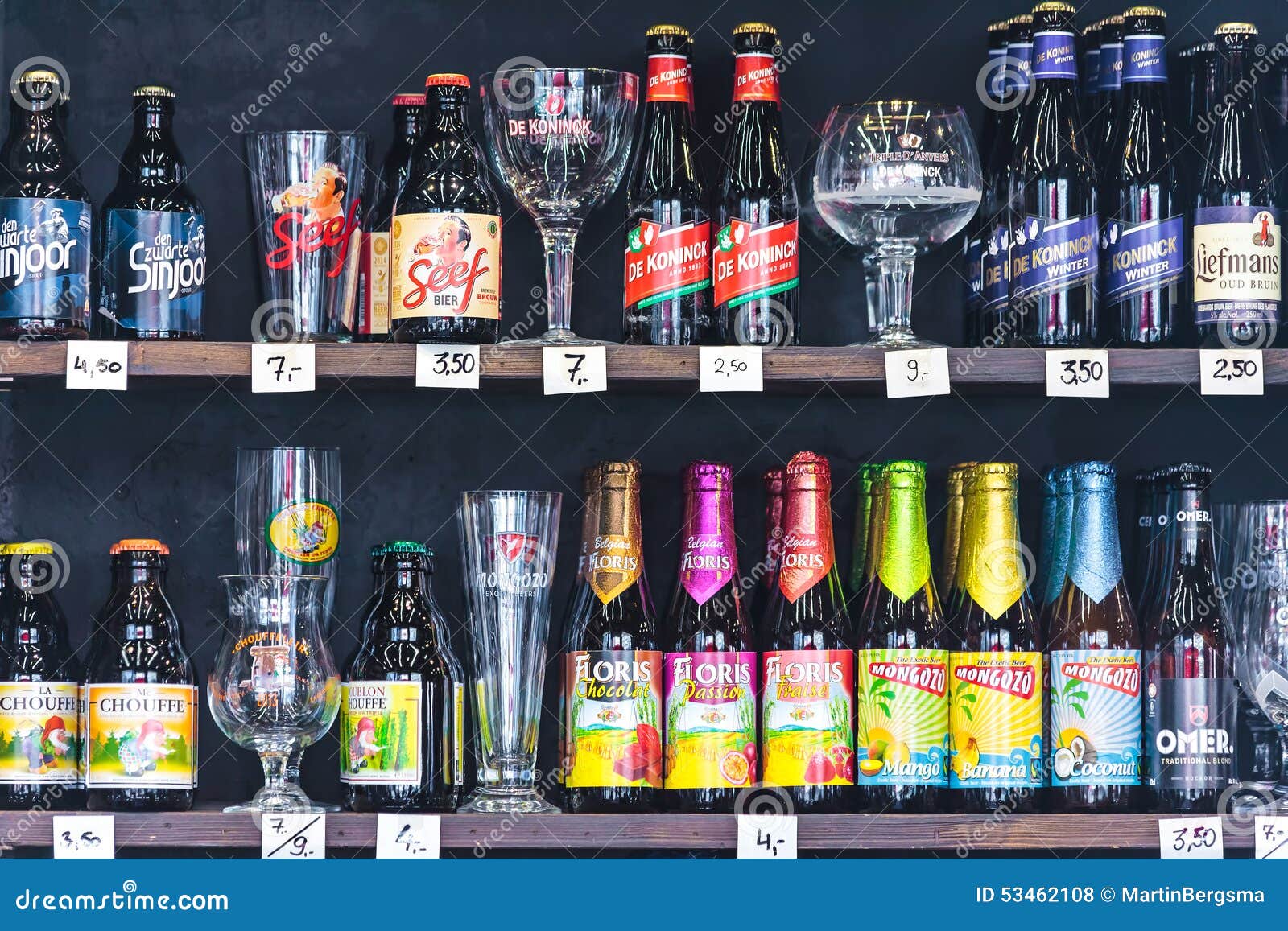 bezoeker Magazijn automaat Verschillende Merken Van Belgische Bierflessen En Glazen in Een  Alcoholische Drank Redactionele Stock Foto - Image of velen, inzameling:  53462108