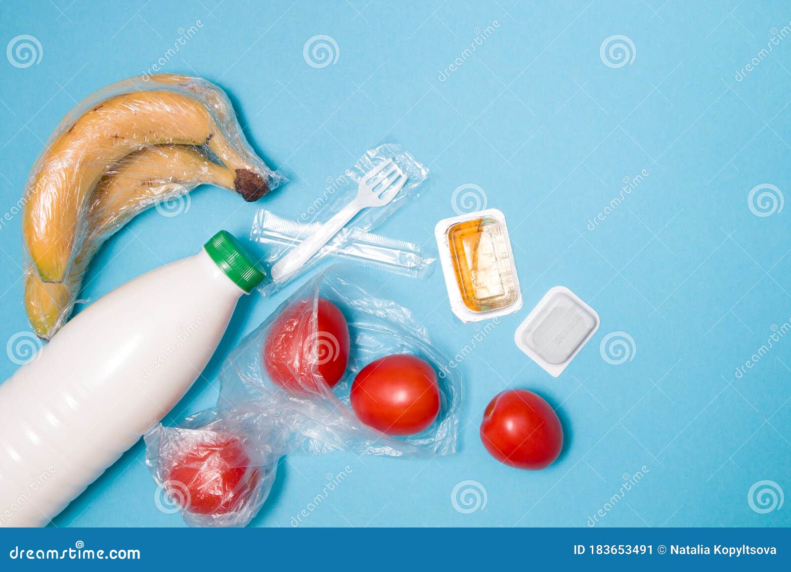 Soorten Plastic Verpakkingen Op Een Blauwe Achtergrond Stock Afbeelding - Image of geïsoleerd: 183653491