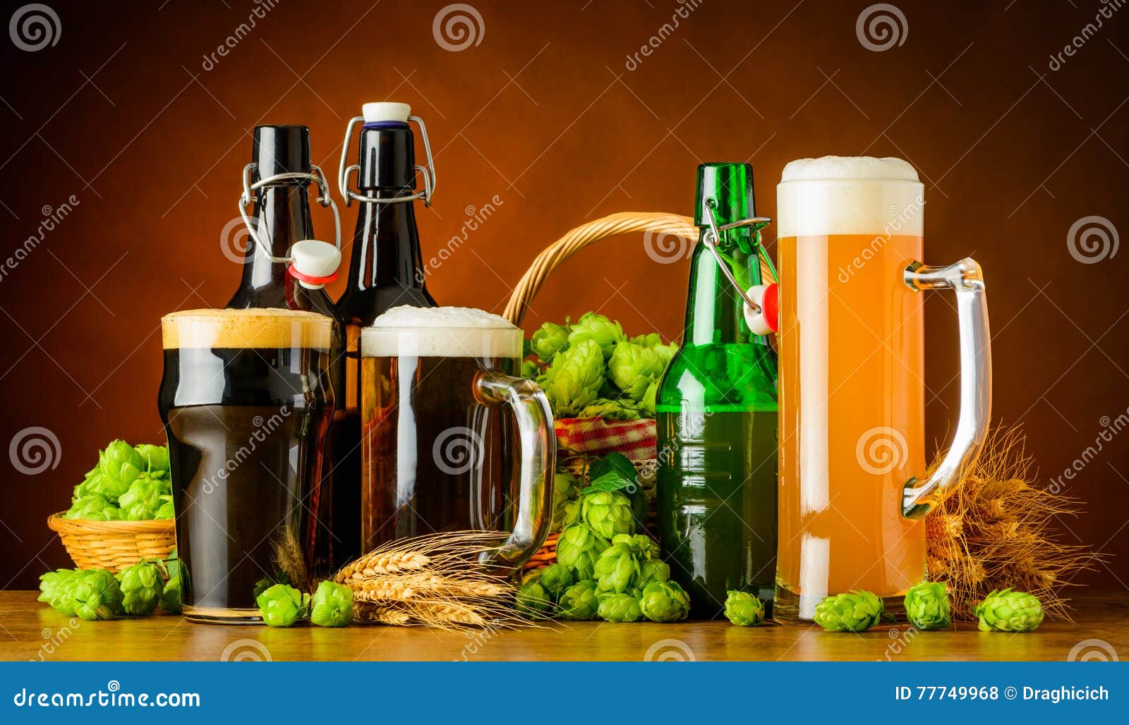 Verschillende Types Van Bier En Het Brouwen Ingrediënten Stock Foto