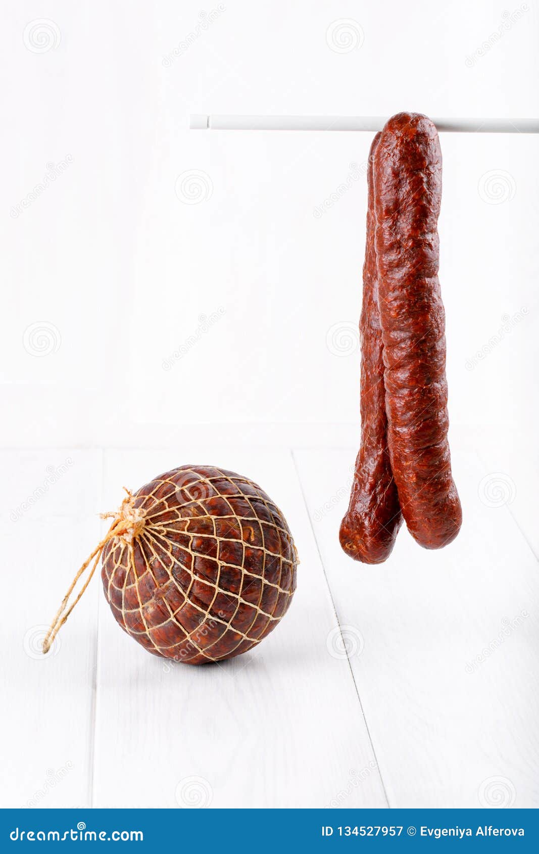 Verschillende Types Van Gerookte Salamiworsten Op Wit Stock Afbeelding
