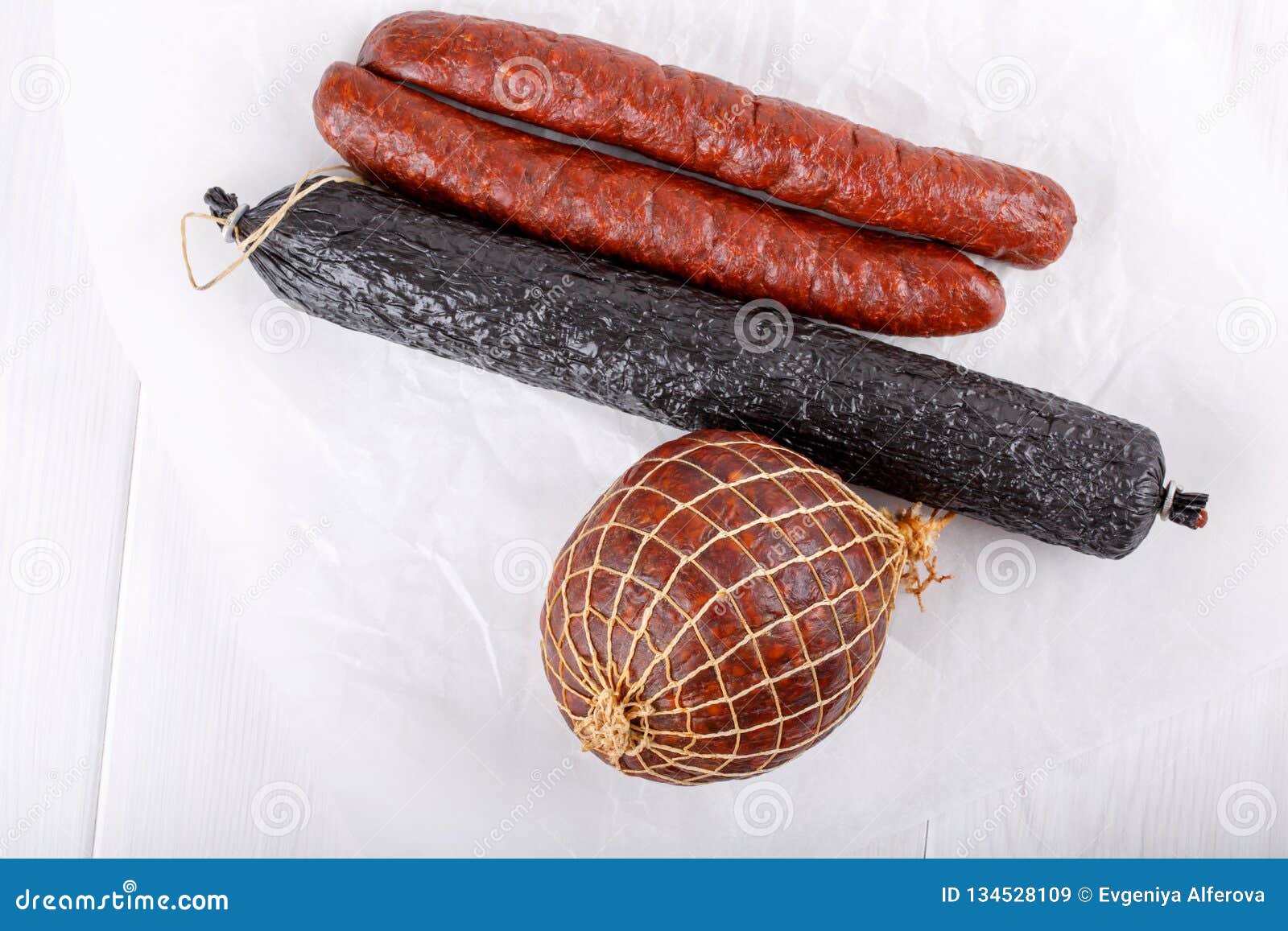 Verschillende Types Van Gerookte Salamiworsten Op Wit Stock Afbeelding