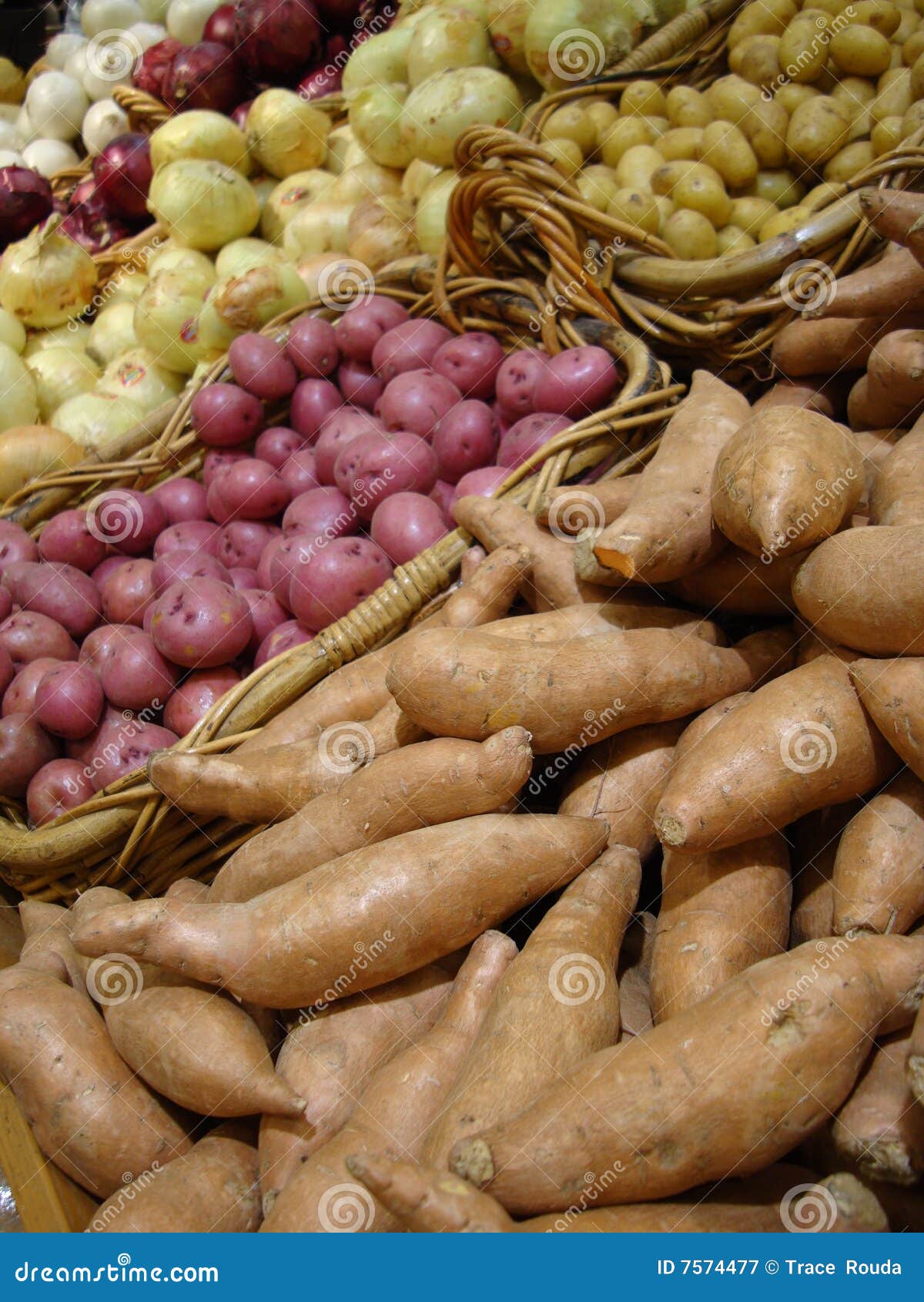 Verse Aardappels en Uien. Een vertoning van aardappels en uien bij een lokale supermarkt