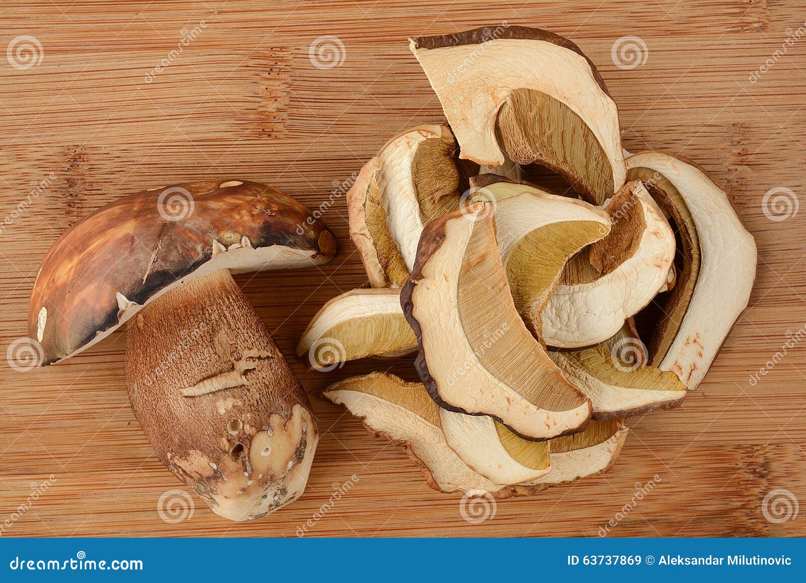 Verse en droge porcini stock afbeelding. Image of paddestoel 63737869