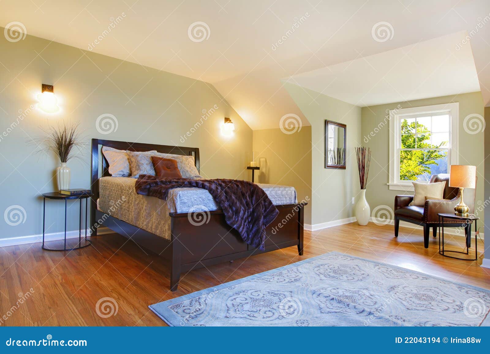 Verse groene grote slaapkamer met modern bruin bed stock ...
