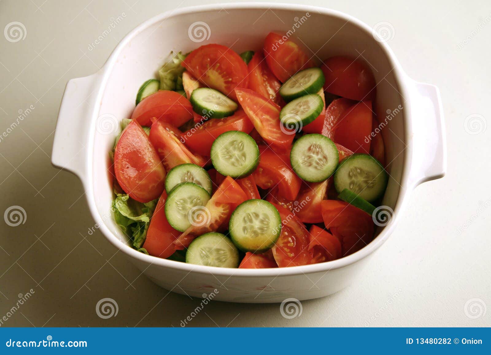 Verse Komkommer En Tomatensalade Stock Foto Image of dieet