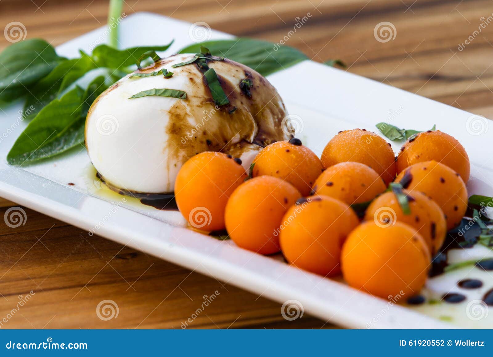 Verse Mozarella En Tomatensalade Stock Foto Image of azijn 61920552