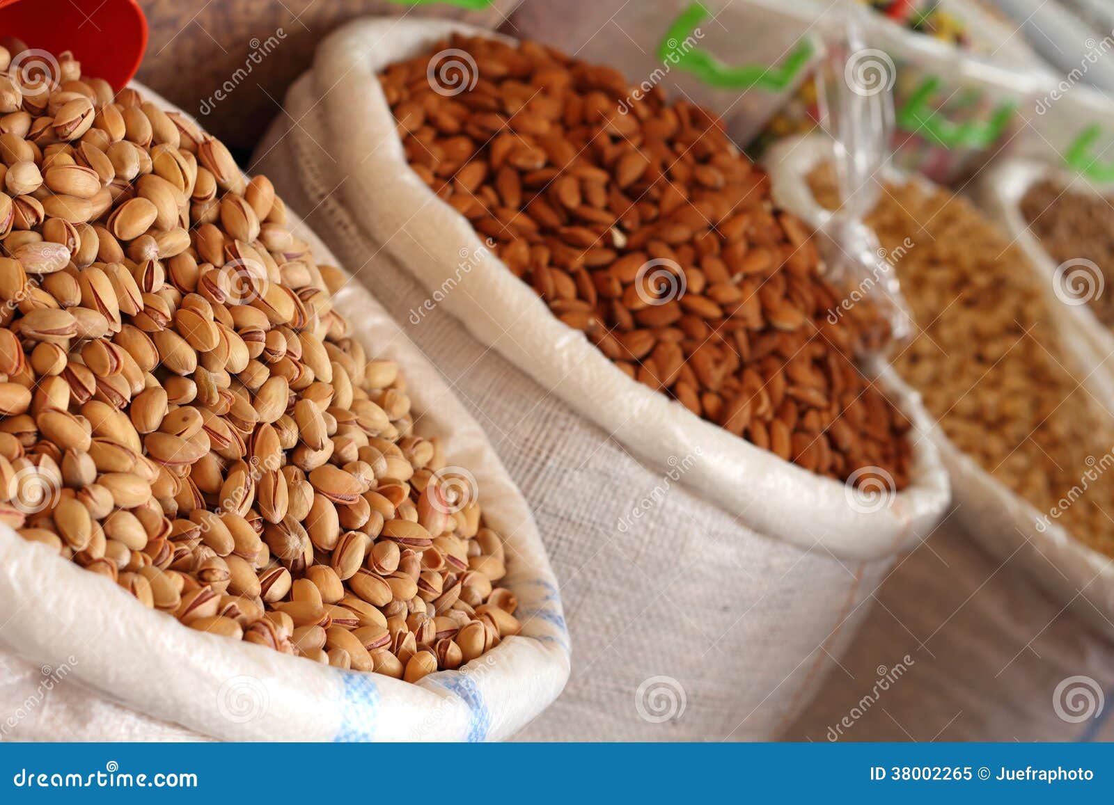 Verse Noten Van De Wekelijkse Markt Stock Afbeelding - Afbeelding