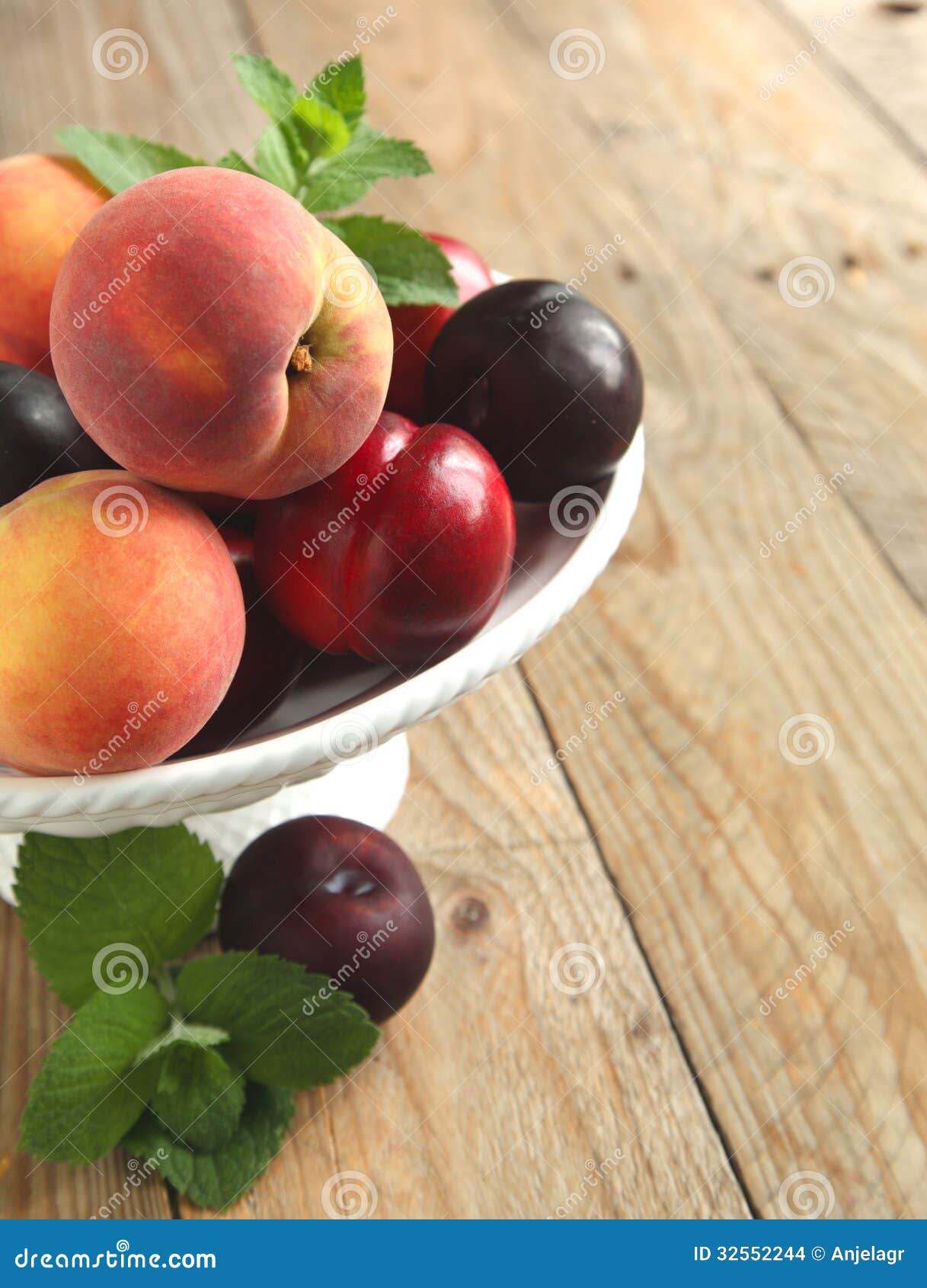 Verse Perziken, Nectarines En Pruimen in Vaas Stock Foto Image of nagerecht, nectarines 32552244