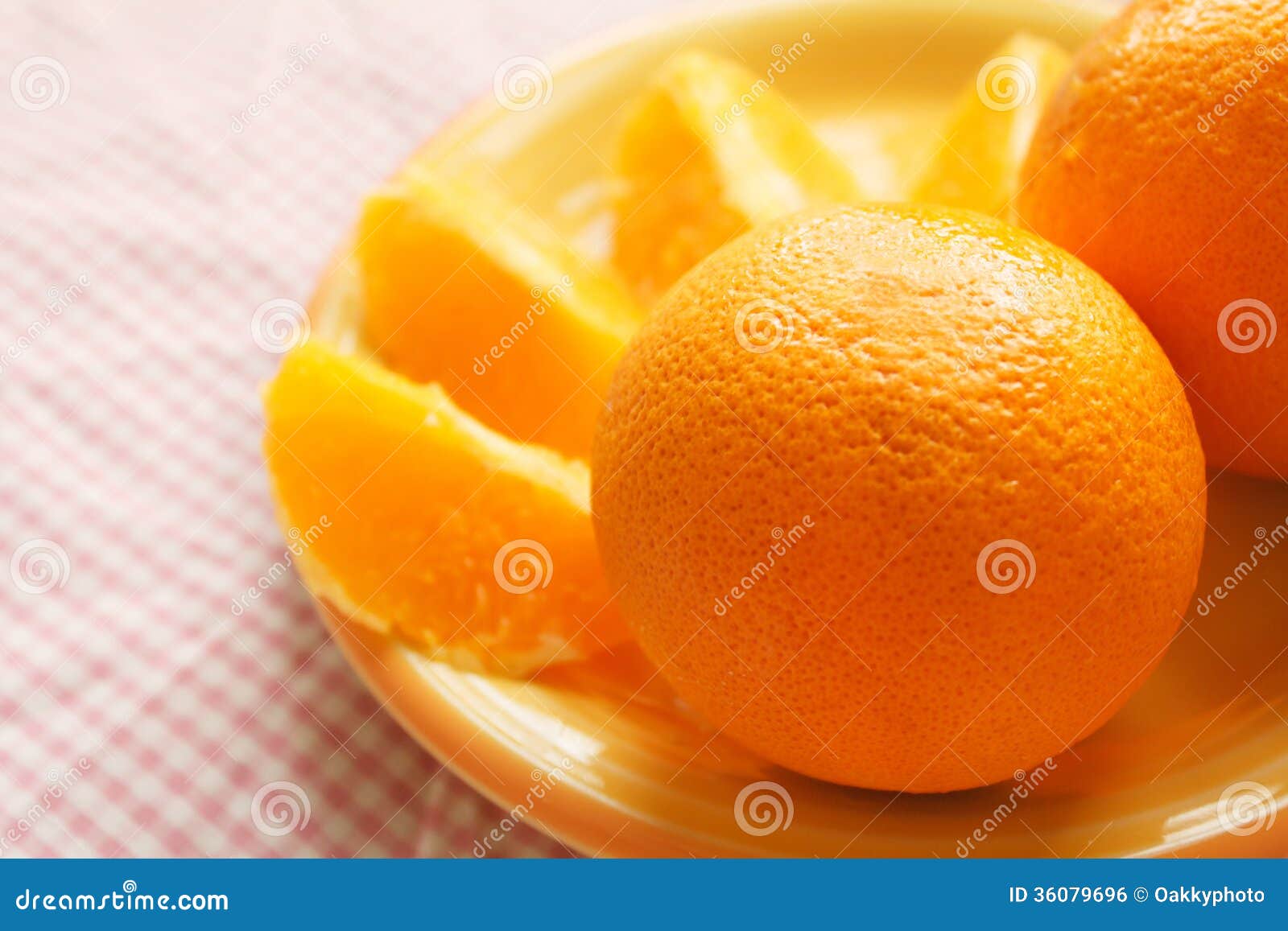 Verse Sinaasappel op gele schotel