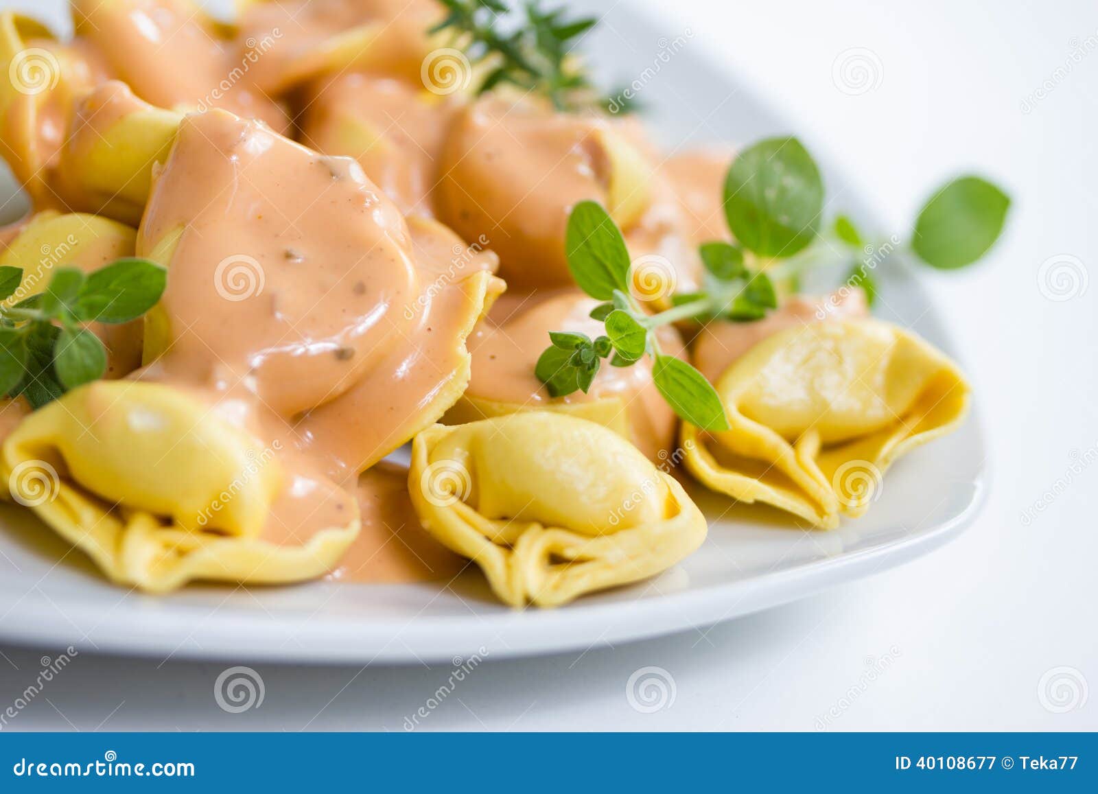 Verse Tortellini in Lichte Saus Stock Afbeelding Image of porselein