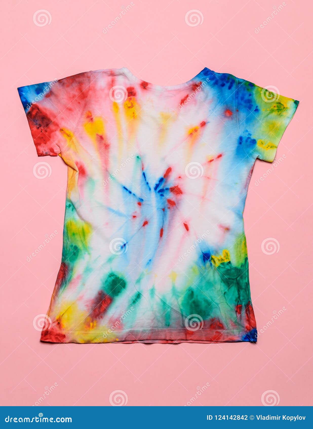 T-shirt estilo tie dye em um fundo amarelo com uma folha verde