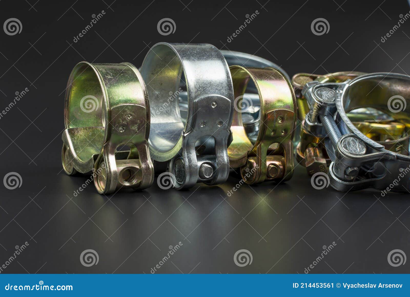 https://thumbs.dreamstime.com/z/verst%C3%A4rkte-metallklammern-auf-einem-schwarzen-hintergrund-klammern-f%C3%BCr-die-sicherung-von-gummischl%C3%A4uchen-gegen-einen-214453561.jpg