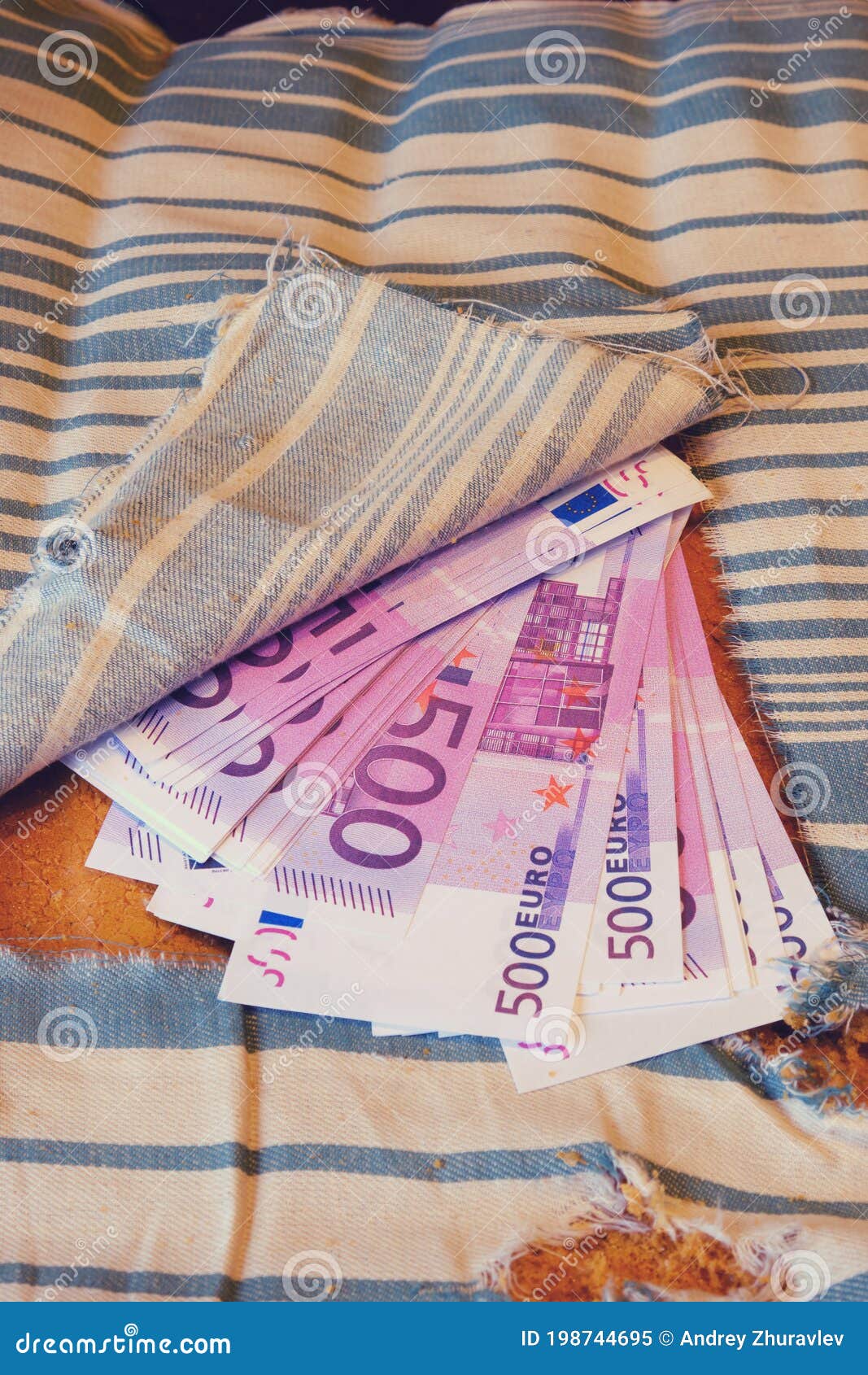 https://thumbs.dreamstime.com/z/versteck-von-euros-l%C3%B6sen-alte-m%C3%B6bel-zu-hause-ein-geld-ist-einer-alten-sofat%C3%A4felung-versteckt-198744695.jpg